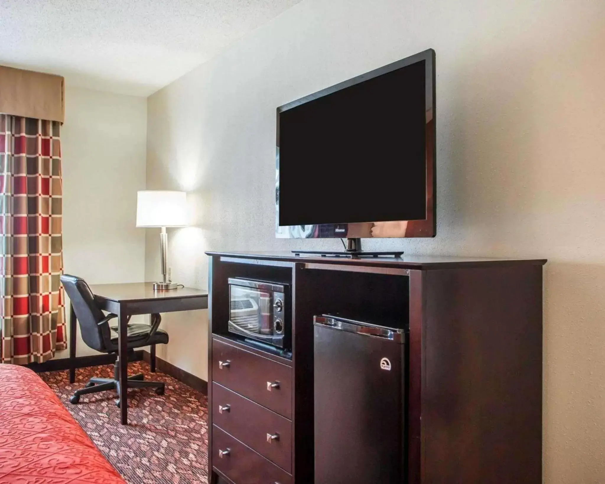 Photo of the whole room, TV/Entertainment Center in Quality Inn St. Mary's