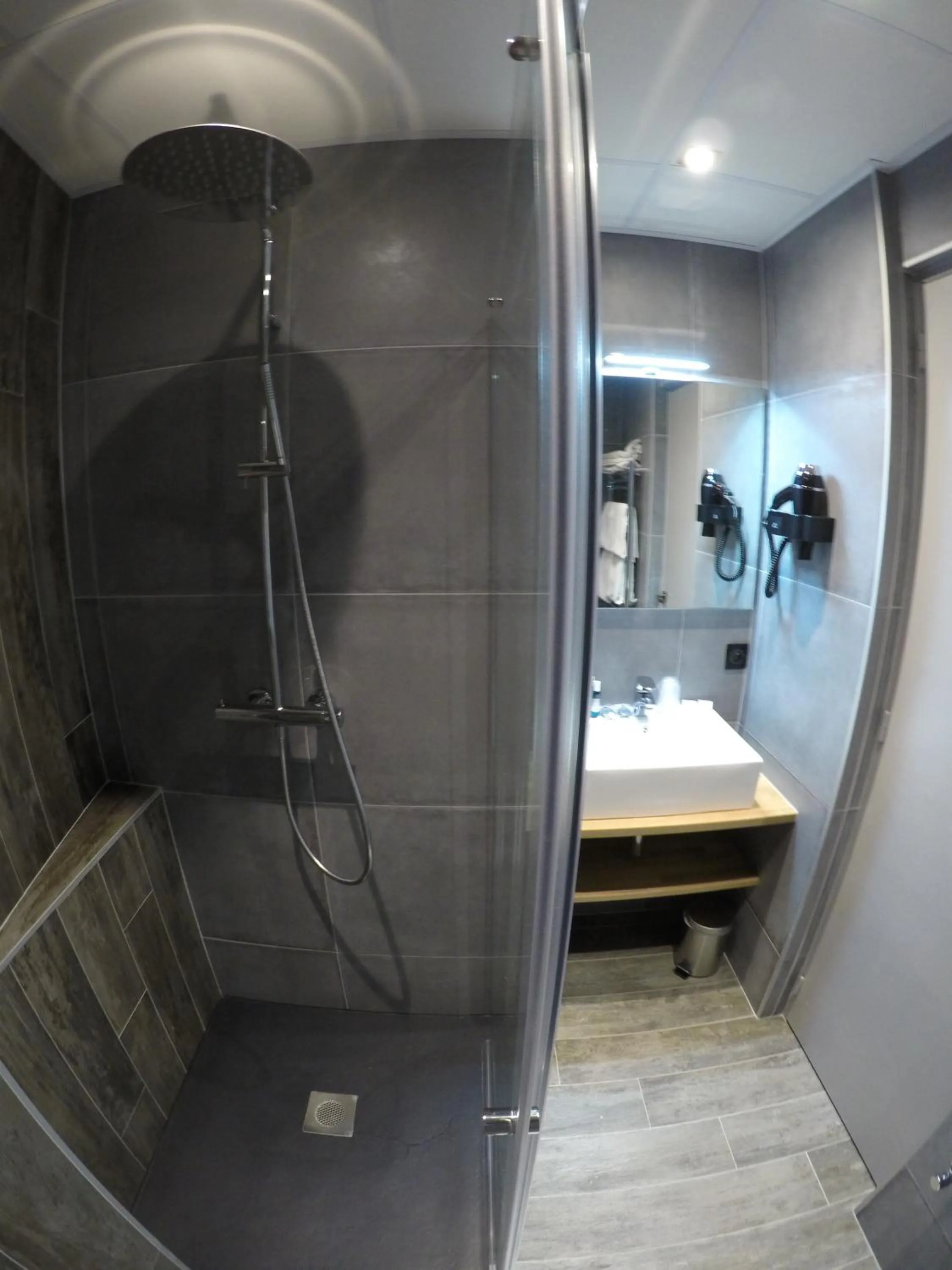 Shower in Hôtel Les Brises