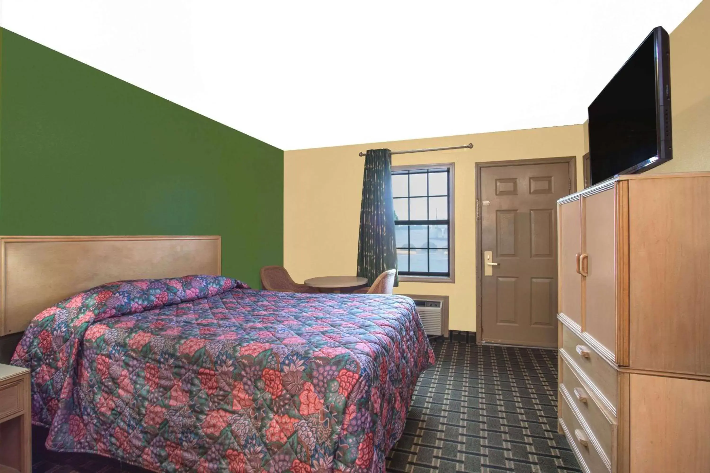 Photo of the whole room, Bed in Knights Inn Wildersville