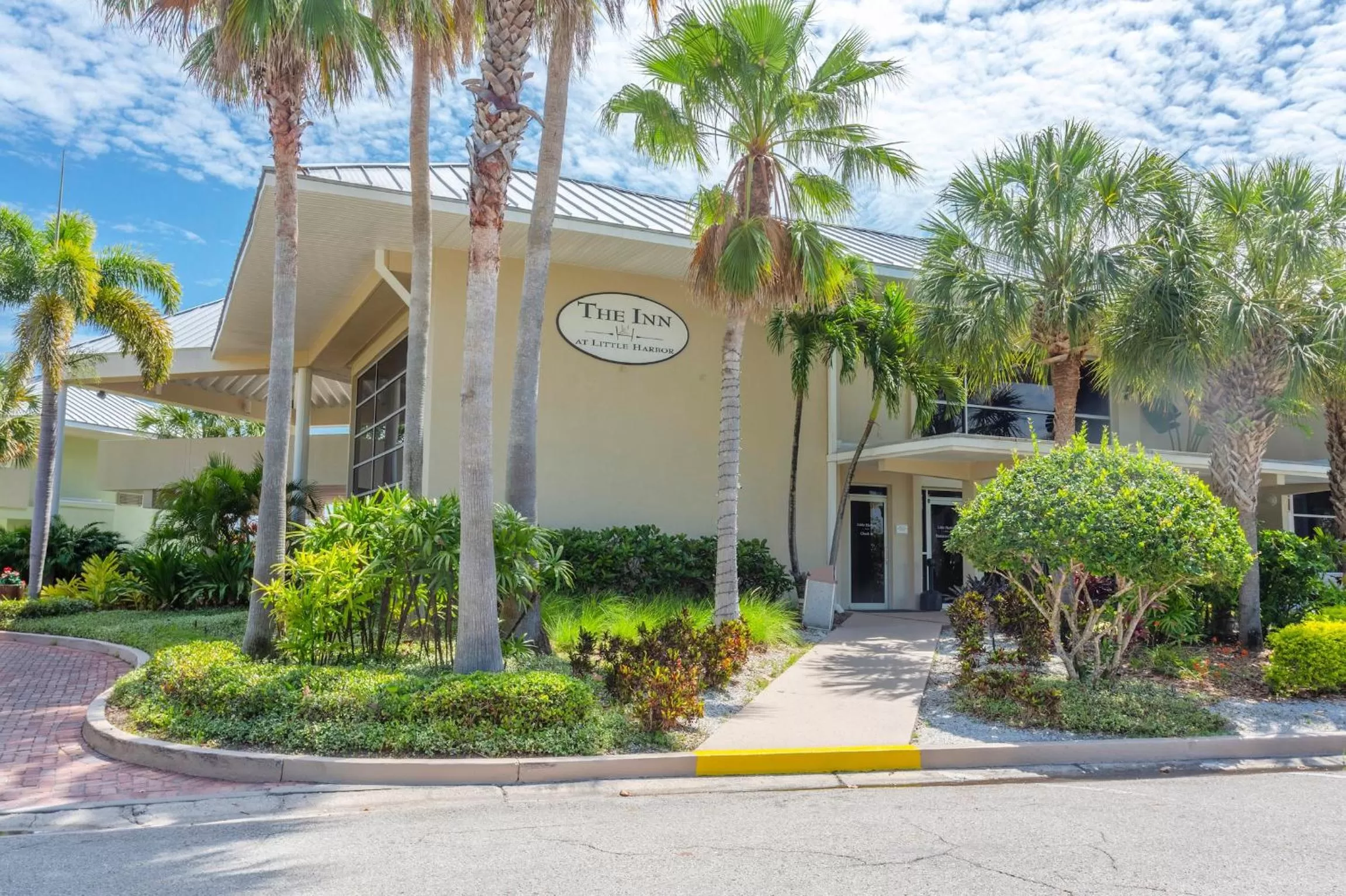 Property building in TAMPA BAY, BEACH step away, WIFI, FREE PARKING,POOLS, JACUZZI