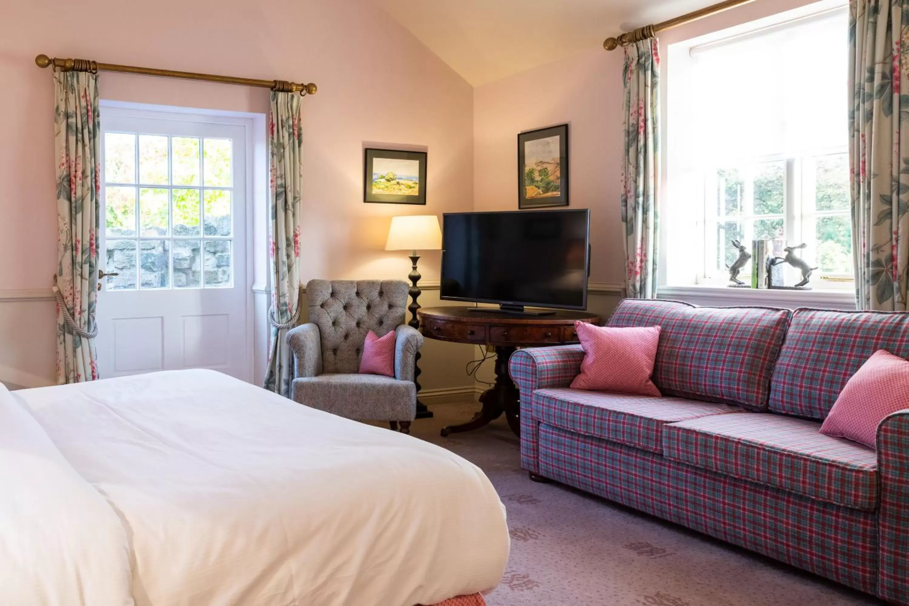 Seating area, TV/Entertainment Center in Cavendish Hotel