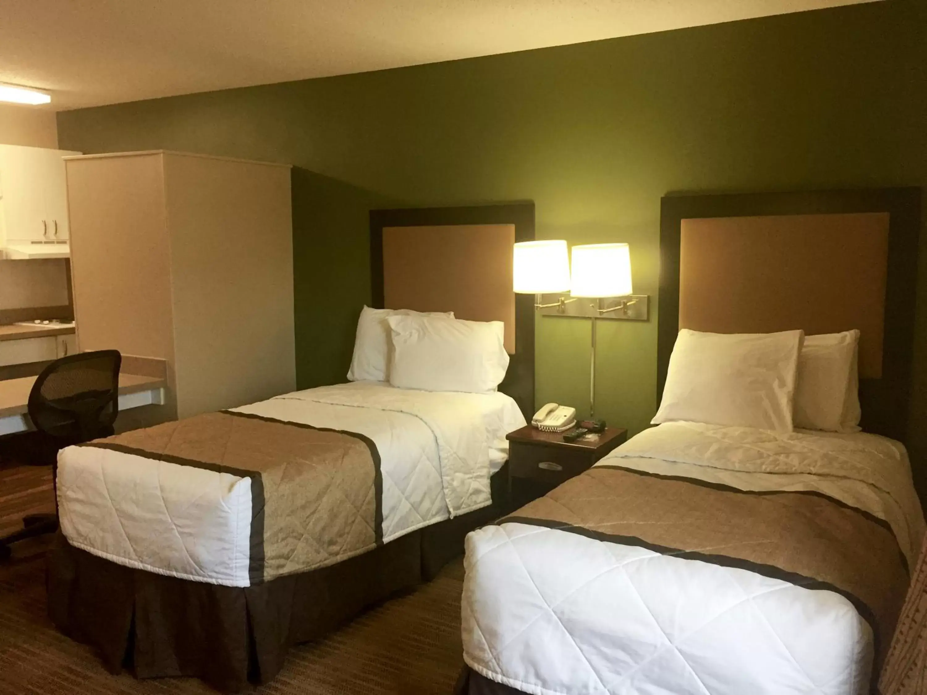 Bed in Extended Stay America Select Suites - Chicago - Rolling Meadows