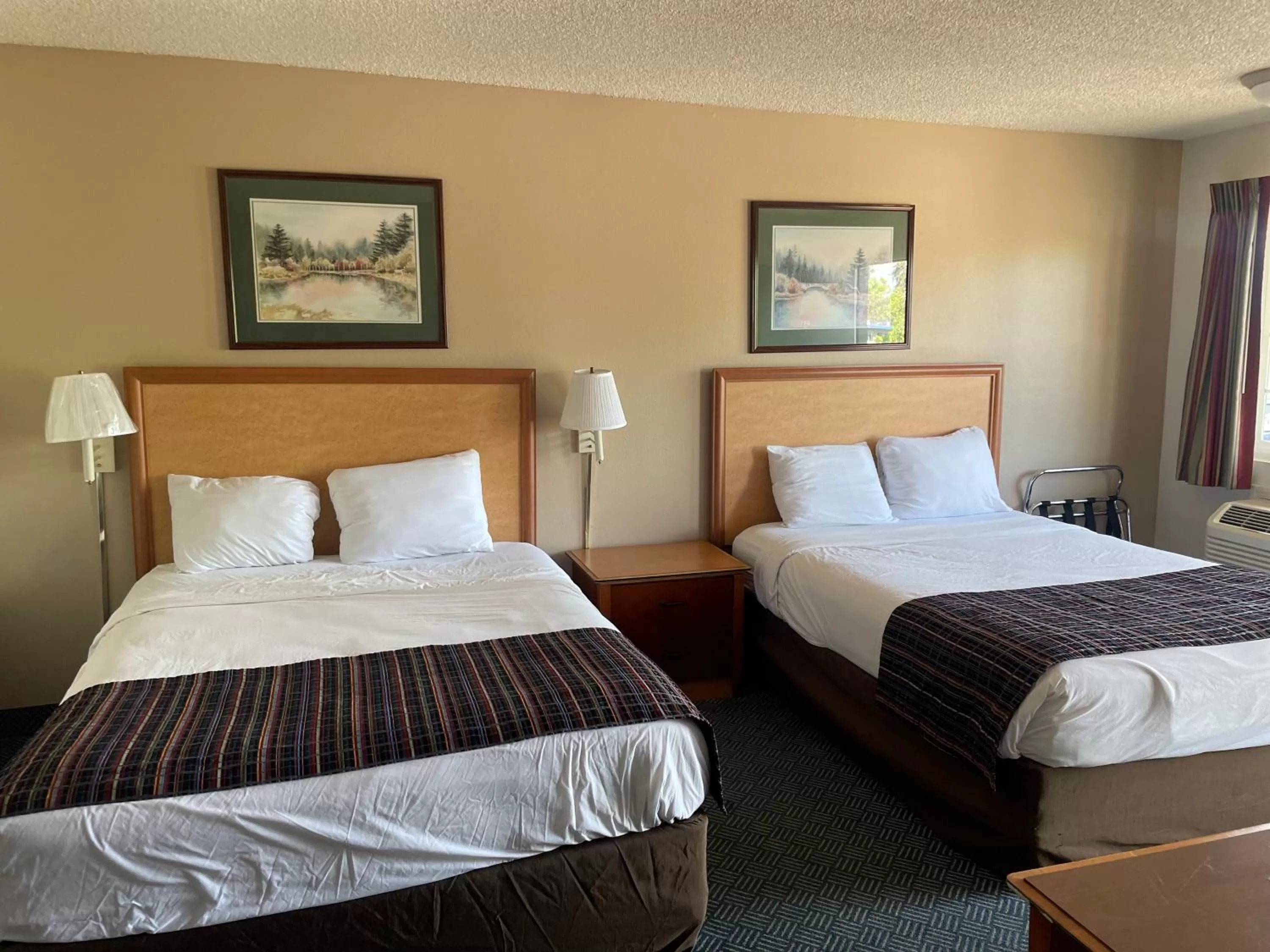 Bed in Skyway Inn - Seatac