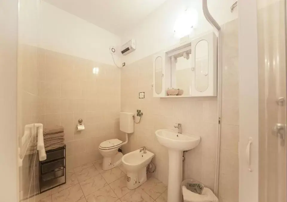Bathroom in Albergo Luisss