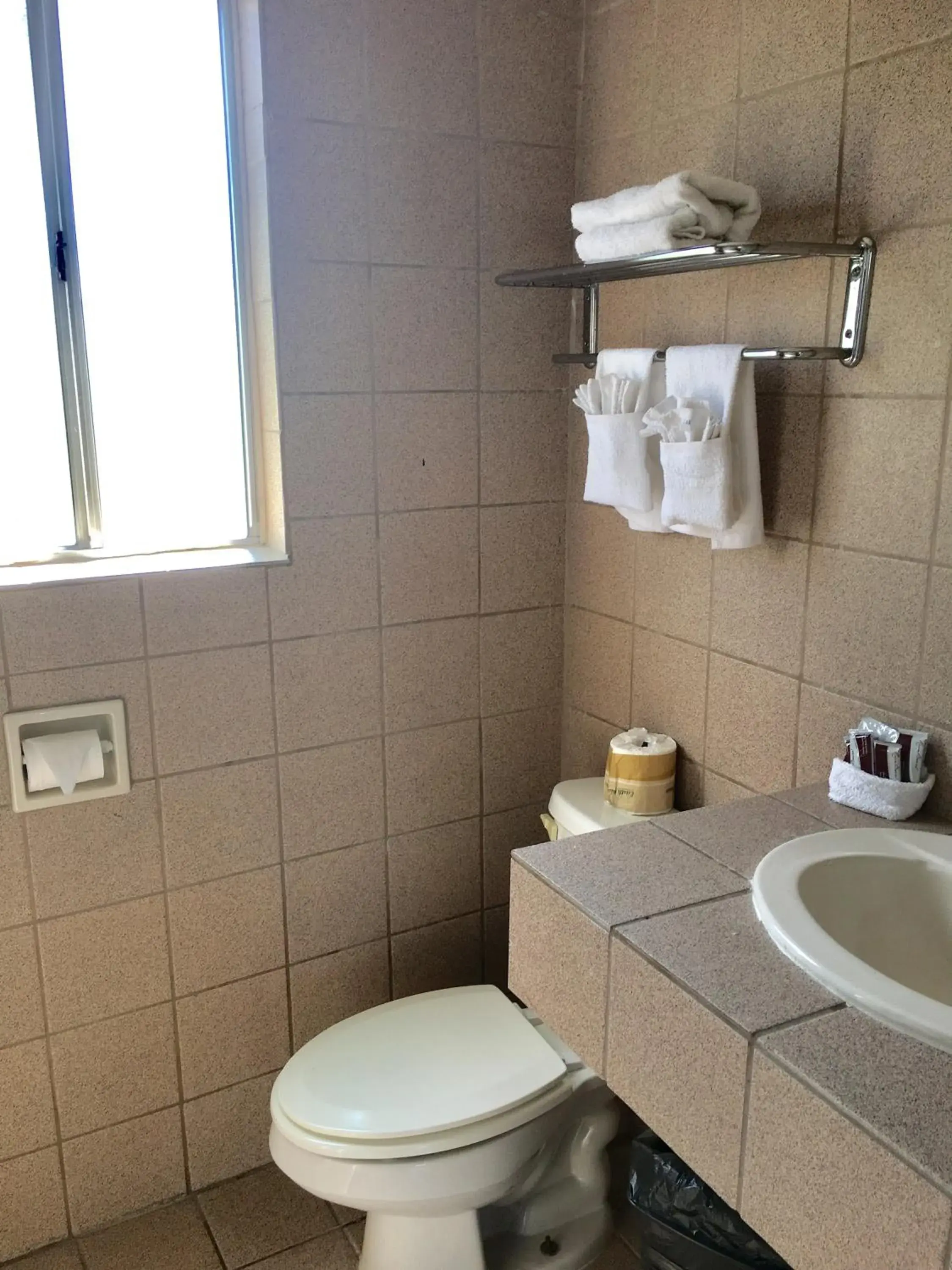 Bathroom in Motel 6 Richmond CA Civic Center