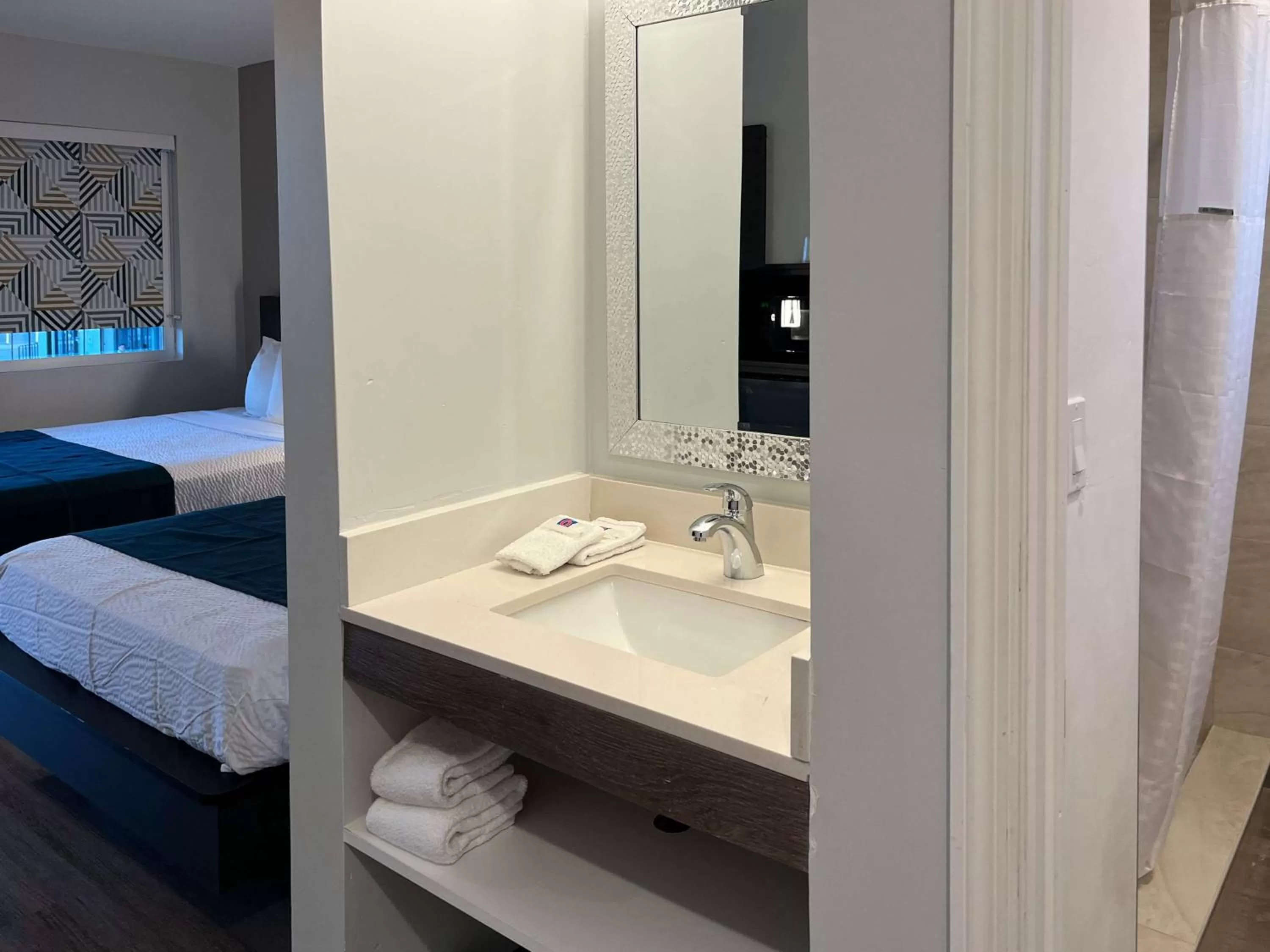 Bedroom, Bed in Motel 6 Williams AZ Downtown Grand Canyon