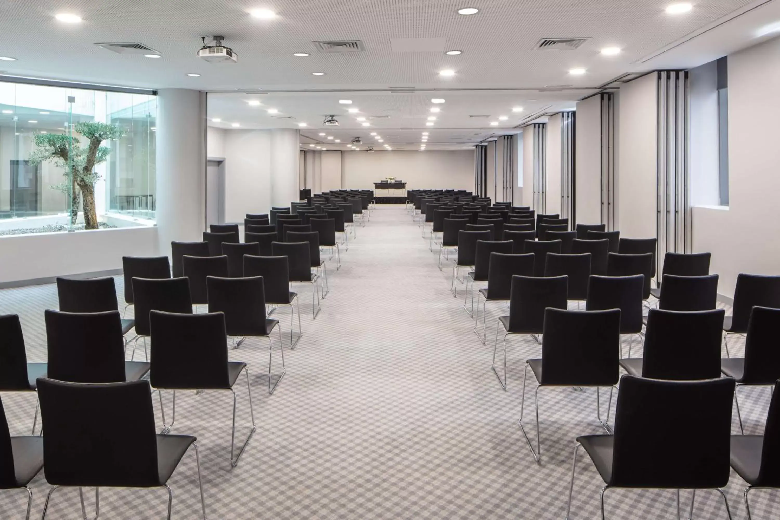 Meeting/conference room in Tivoli Oriente Lisboa Hotel