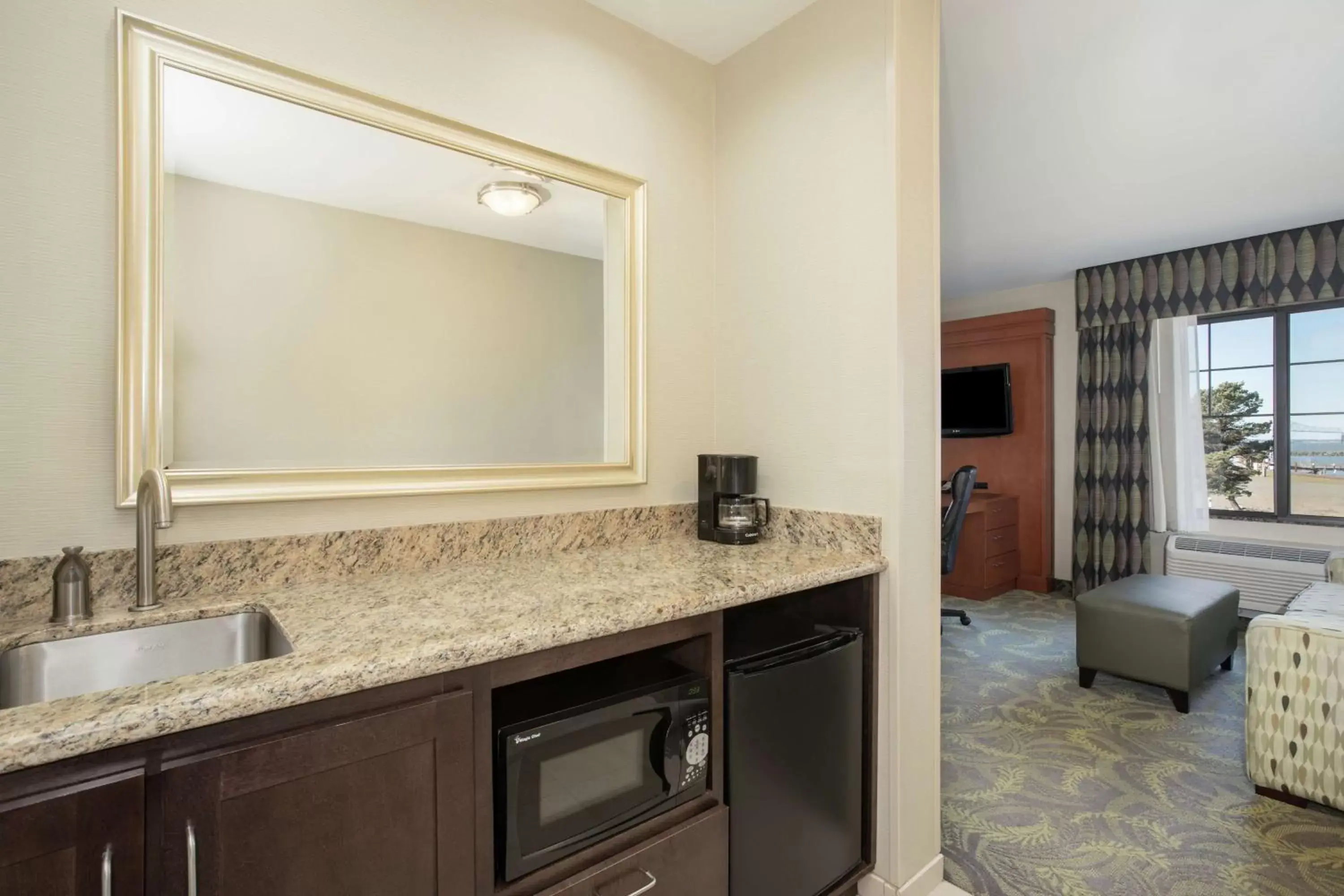 Bedroom, Bathroom in Hampton Inn & Suites Astoria