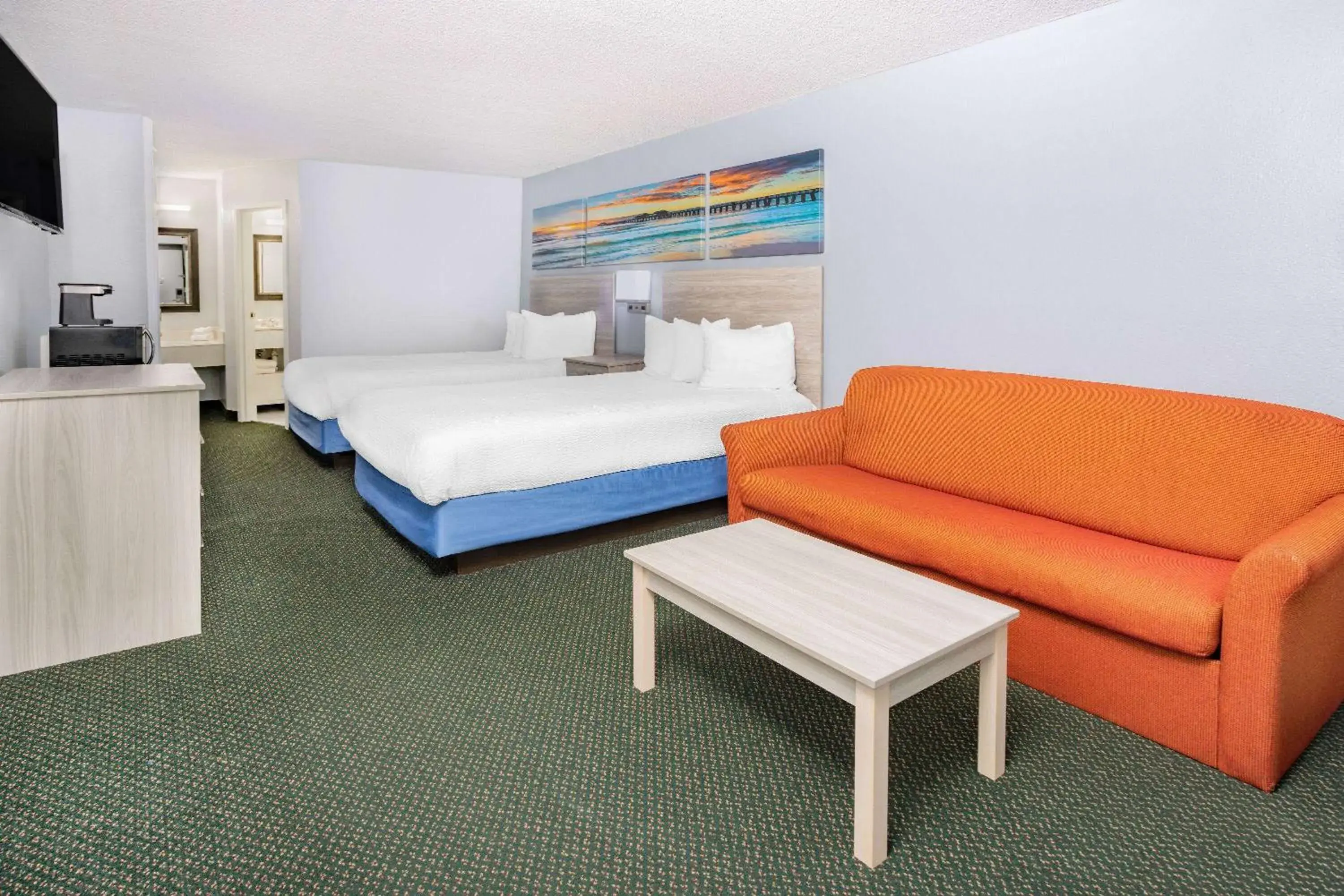 Photo of the whole room, Bed in Days Inn & Suites by Wyndham Colonial