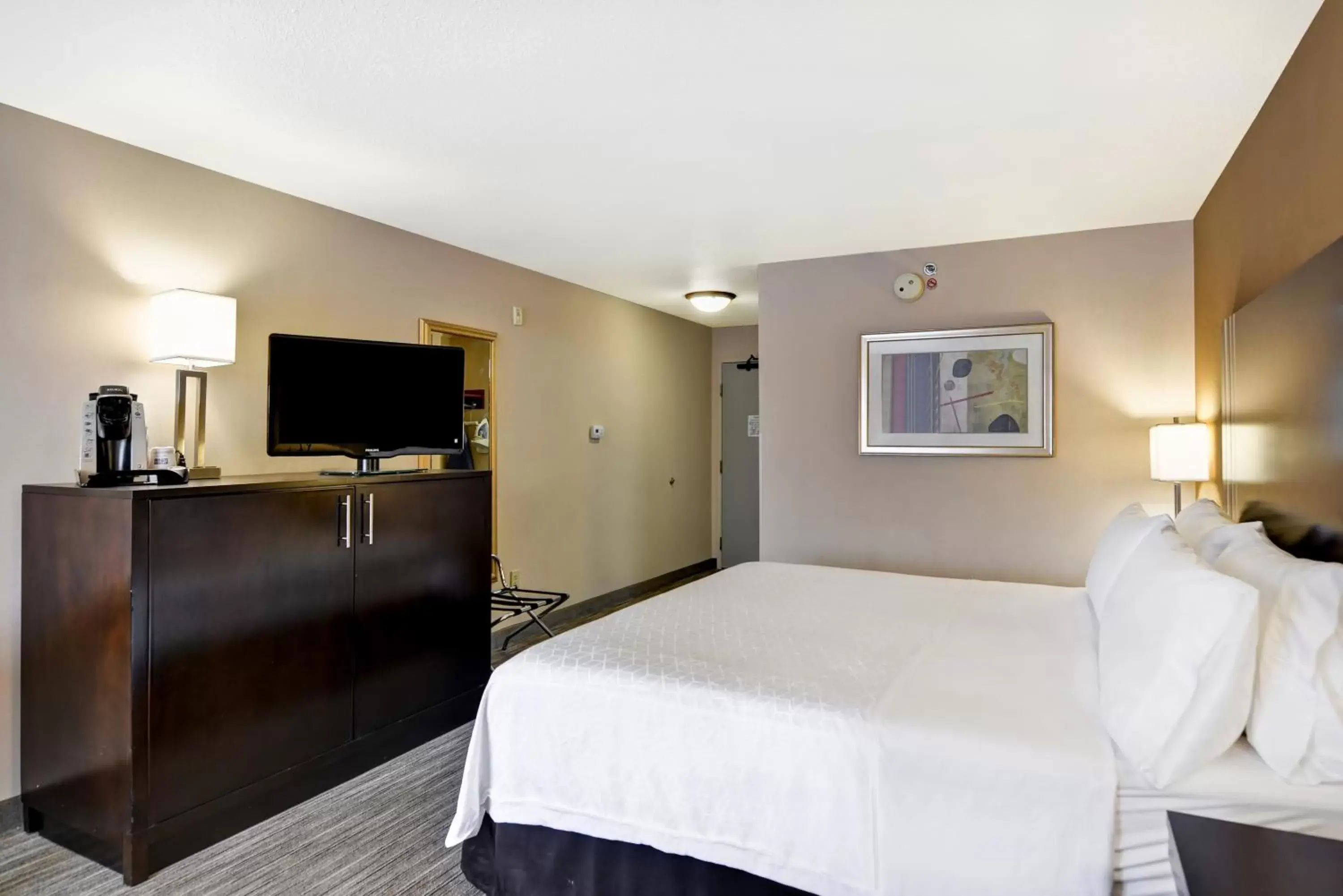 Photo of the whole room, Bed in Holiday Inn Express Hotel & Suites Milwaukee-New Berlin, an IHG Hotel