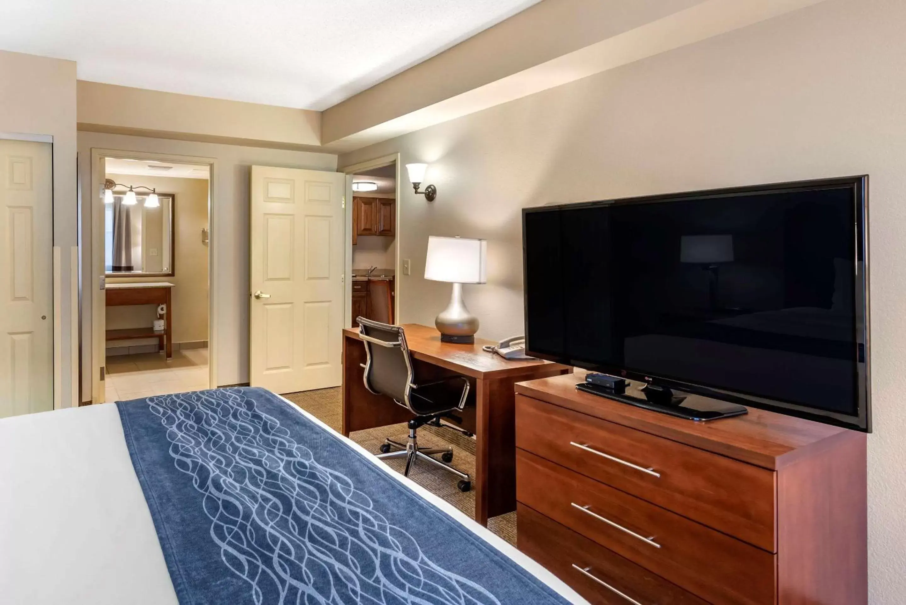Photo of the whole room, TV/Entertainment Center in Comfort Inn & Suites Virginia Beach-Norfolk Airport