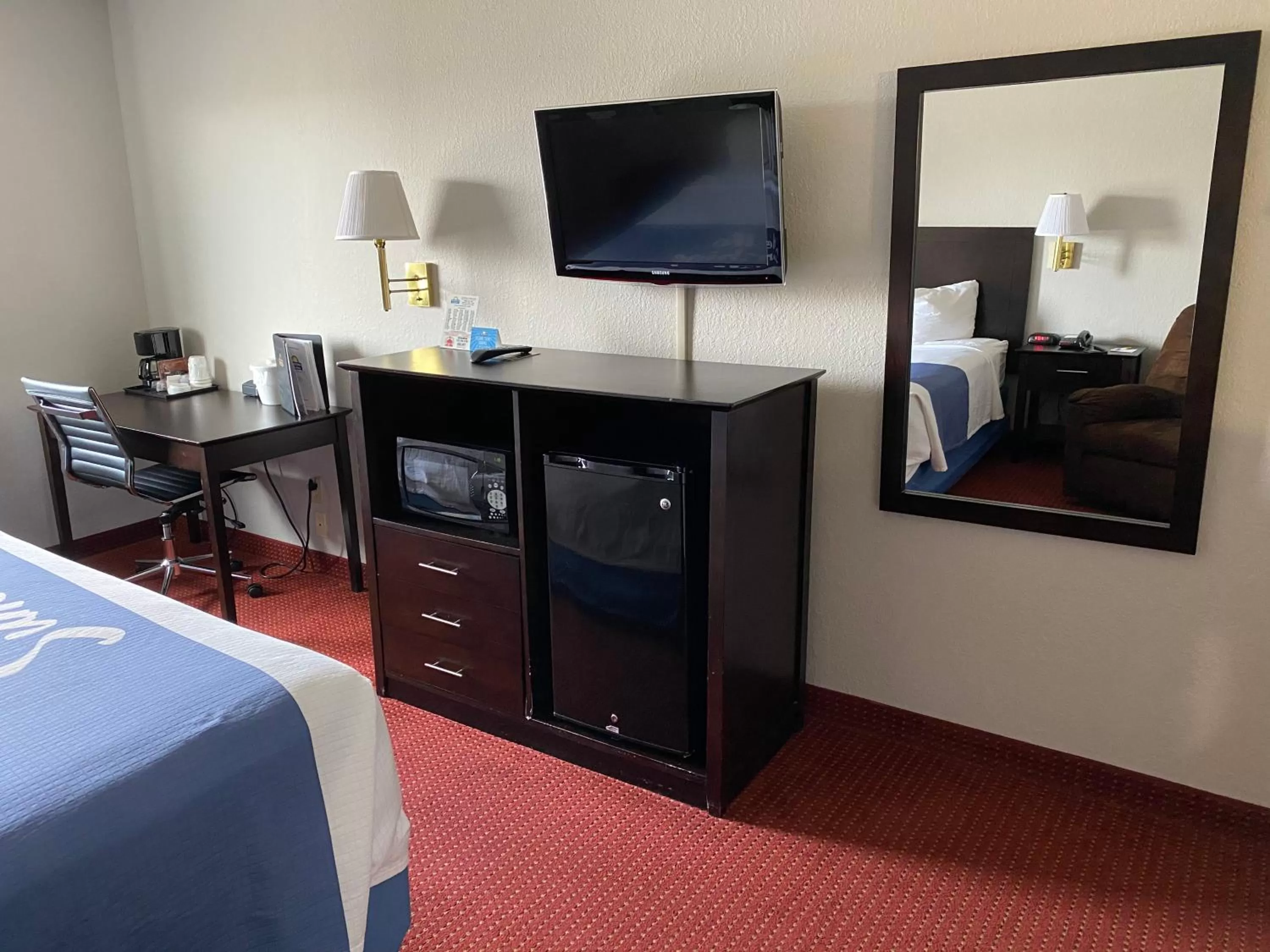 Bed in Days Inn & Suites by Wyndham Des Moines Airport