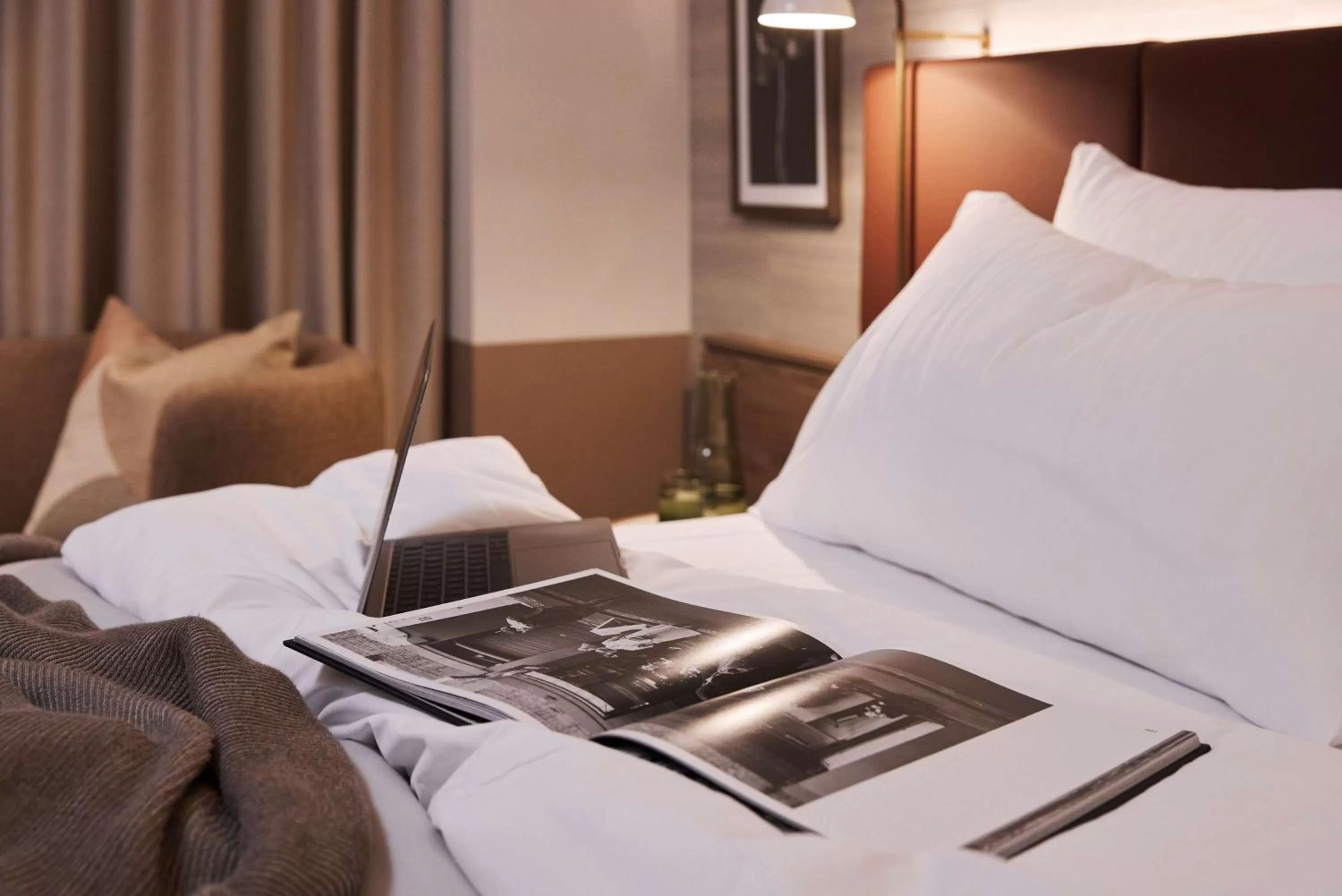 Bedroom, Bed in Rydges Melbourne