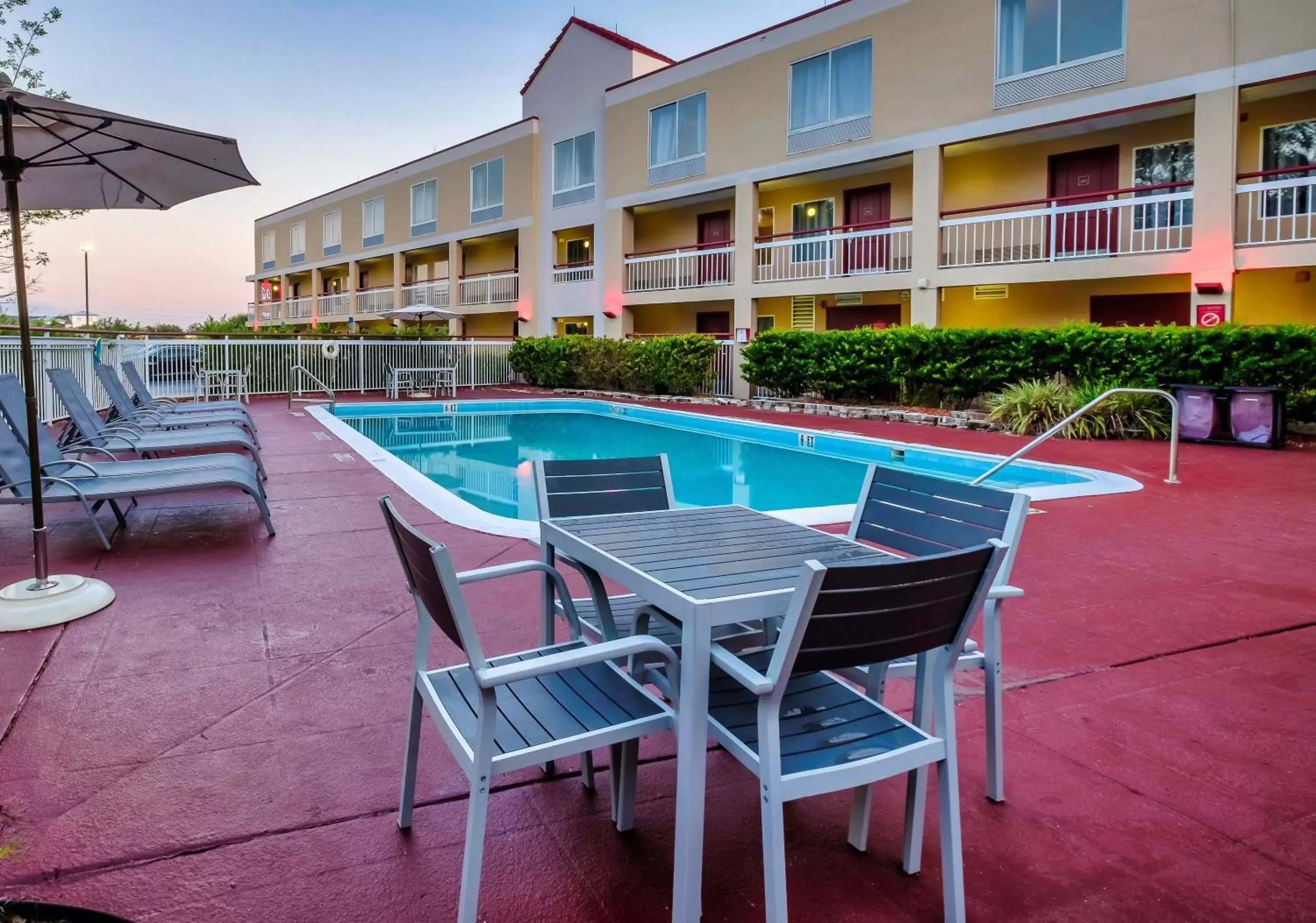 Swimming Pool in Red Roof Inn PLUS Orlando-Convention Center- Int'l Dr