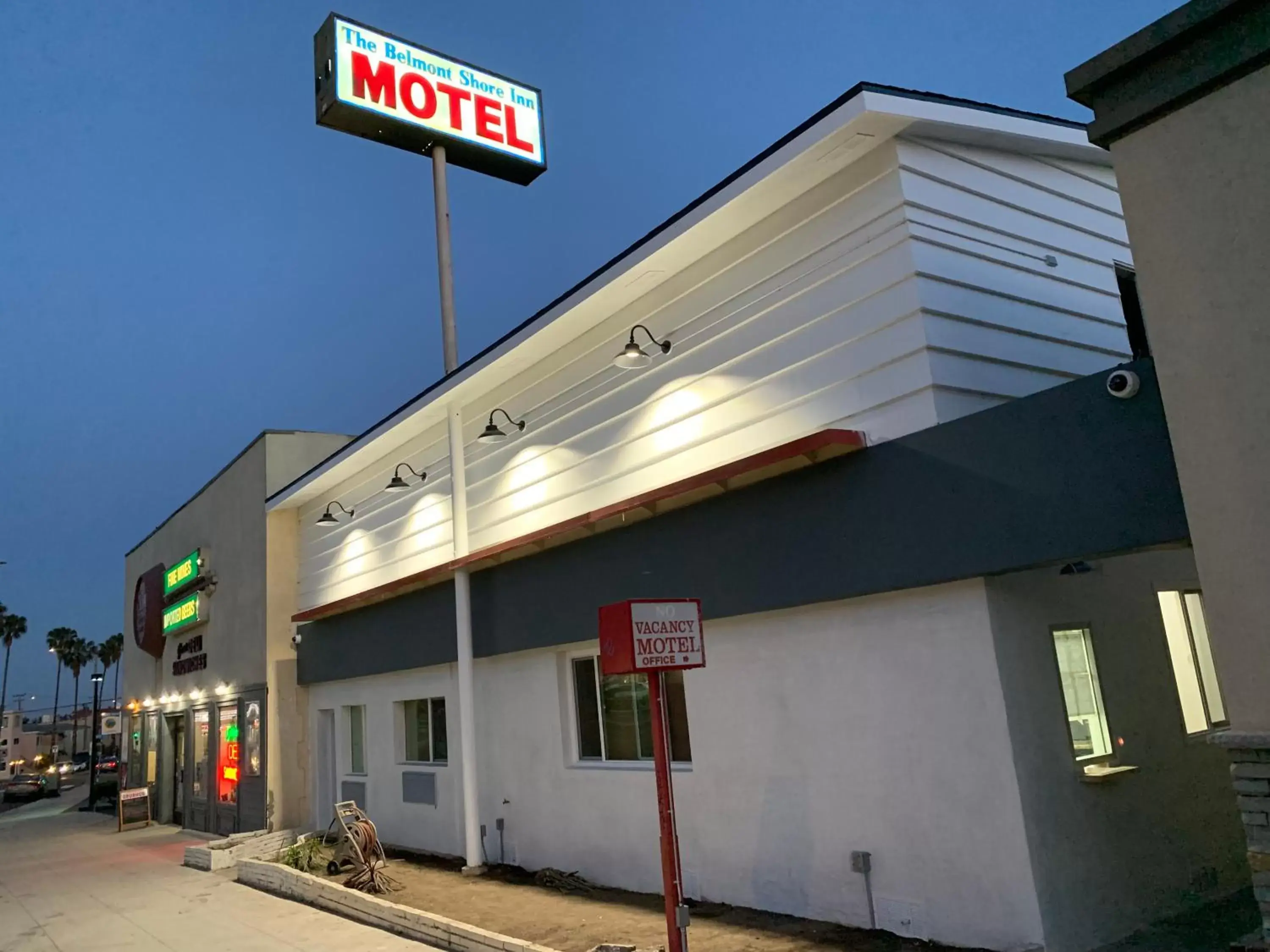 Facade/entrance, Property Building in The Belmont Shore Inn