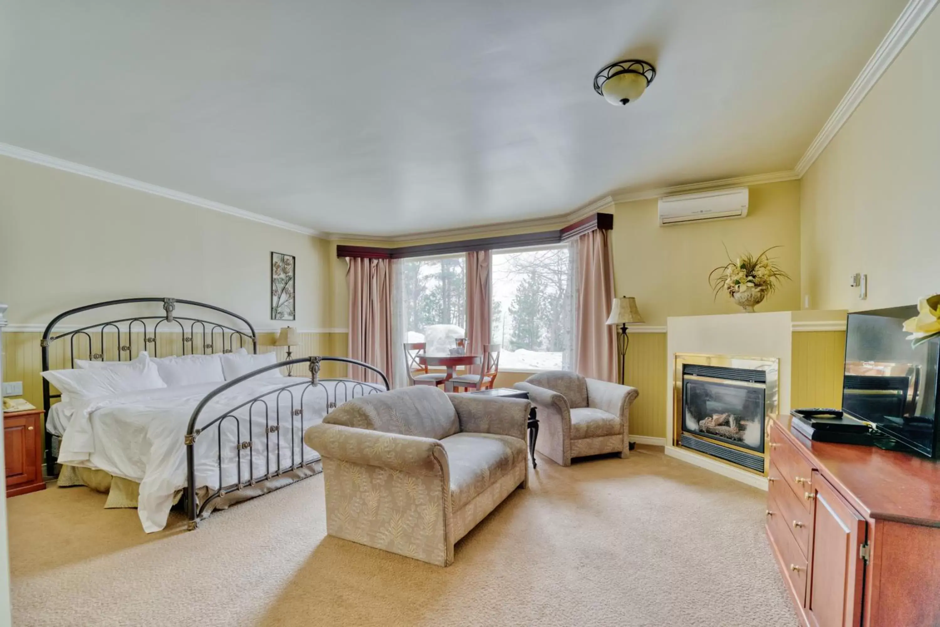 Bedroom in Auberge de la Montagne Coupée