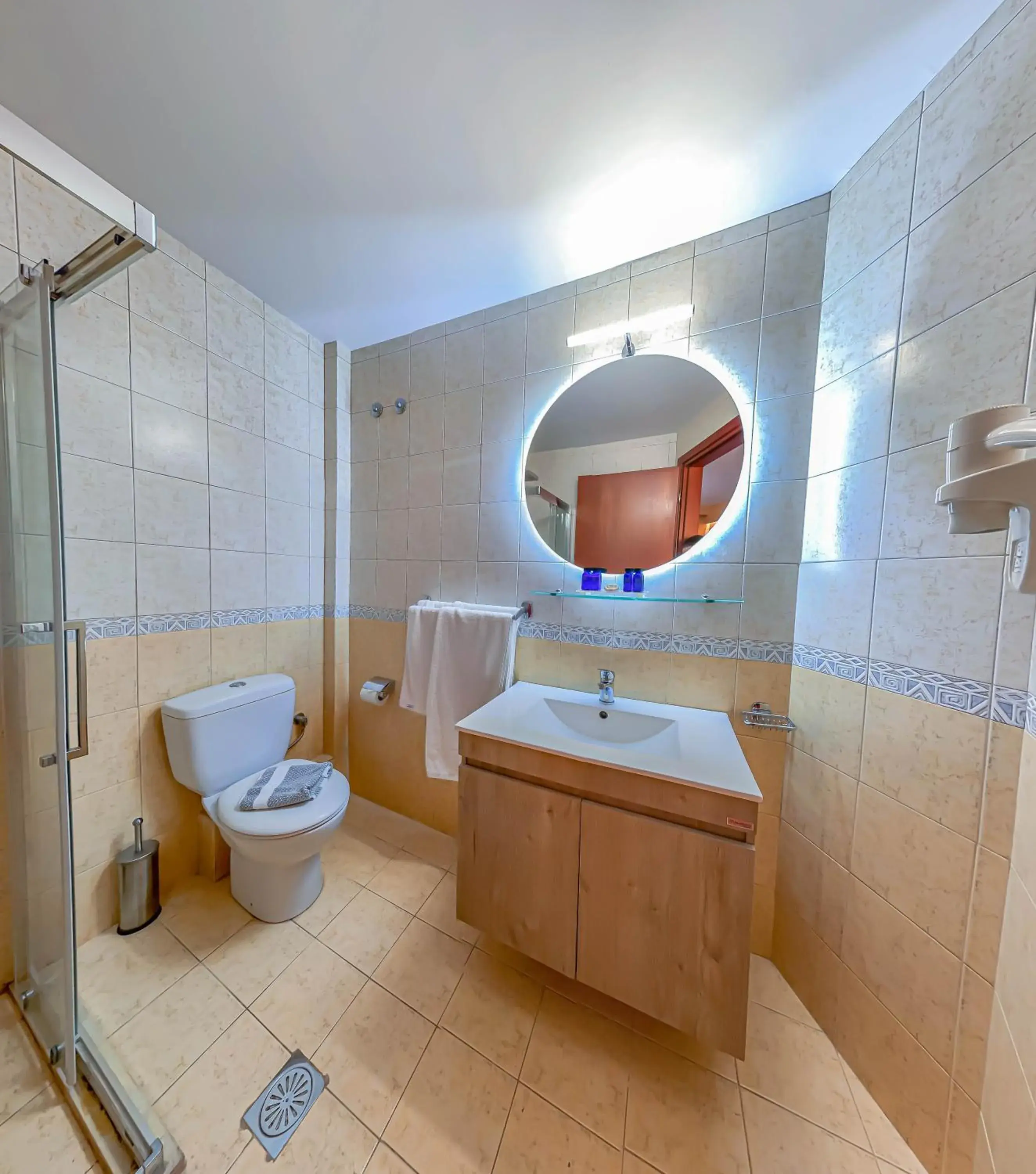 Shower, Bathroom in Ambassador Hotel Thessaloniki