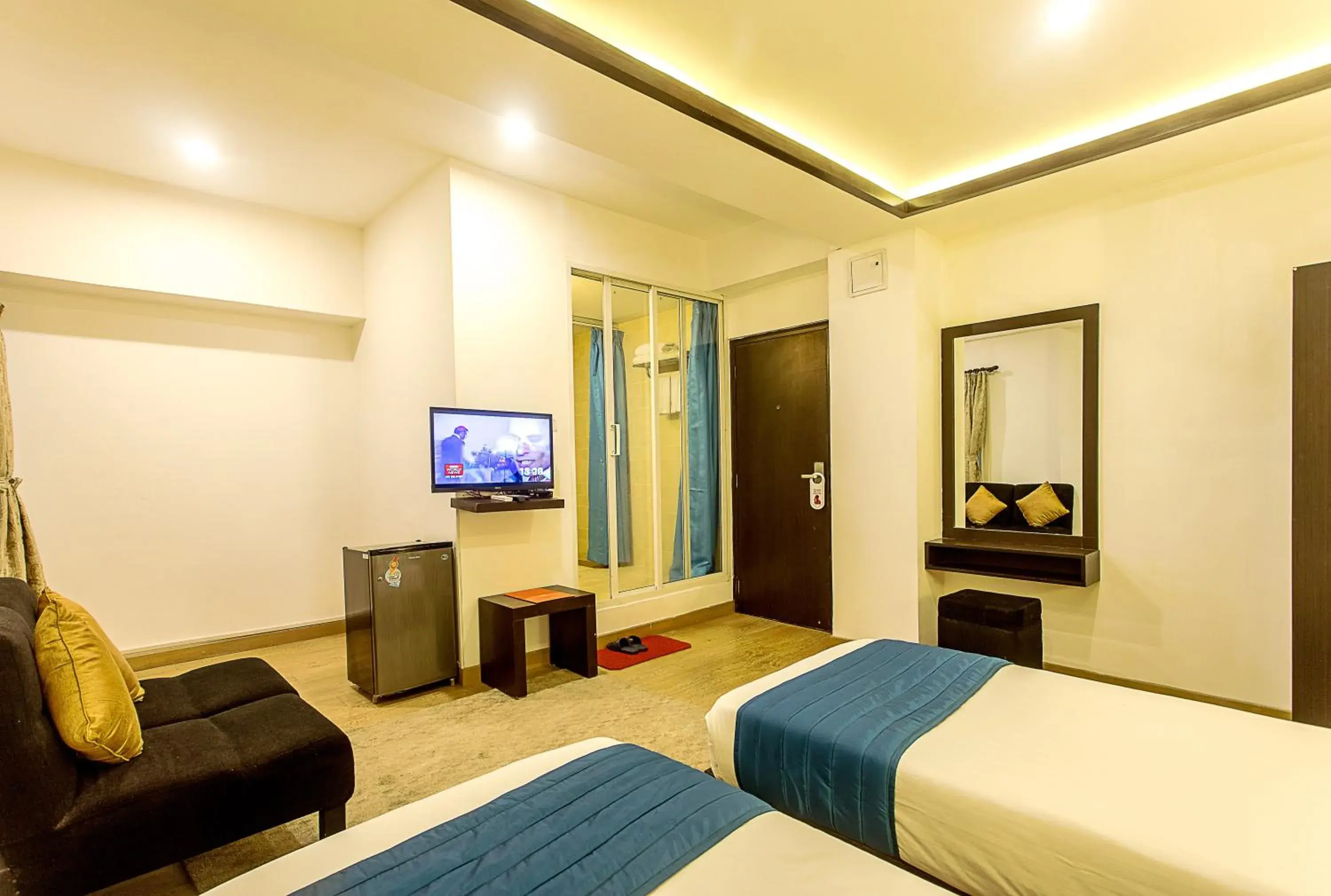 Bed, TV/Entertainment Center in Gaju Suite Hotel