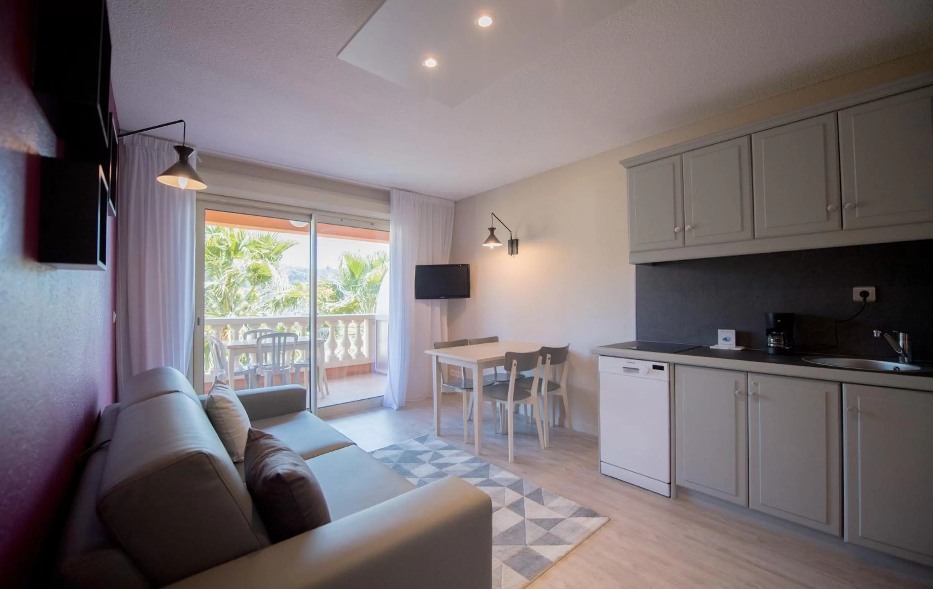 Kitchen or kitchenette in Appart Hotel Lou Castelet