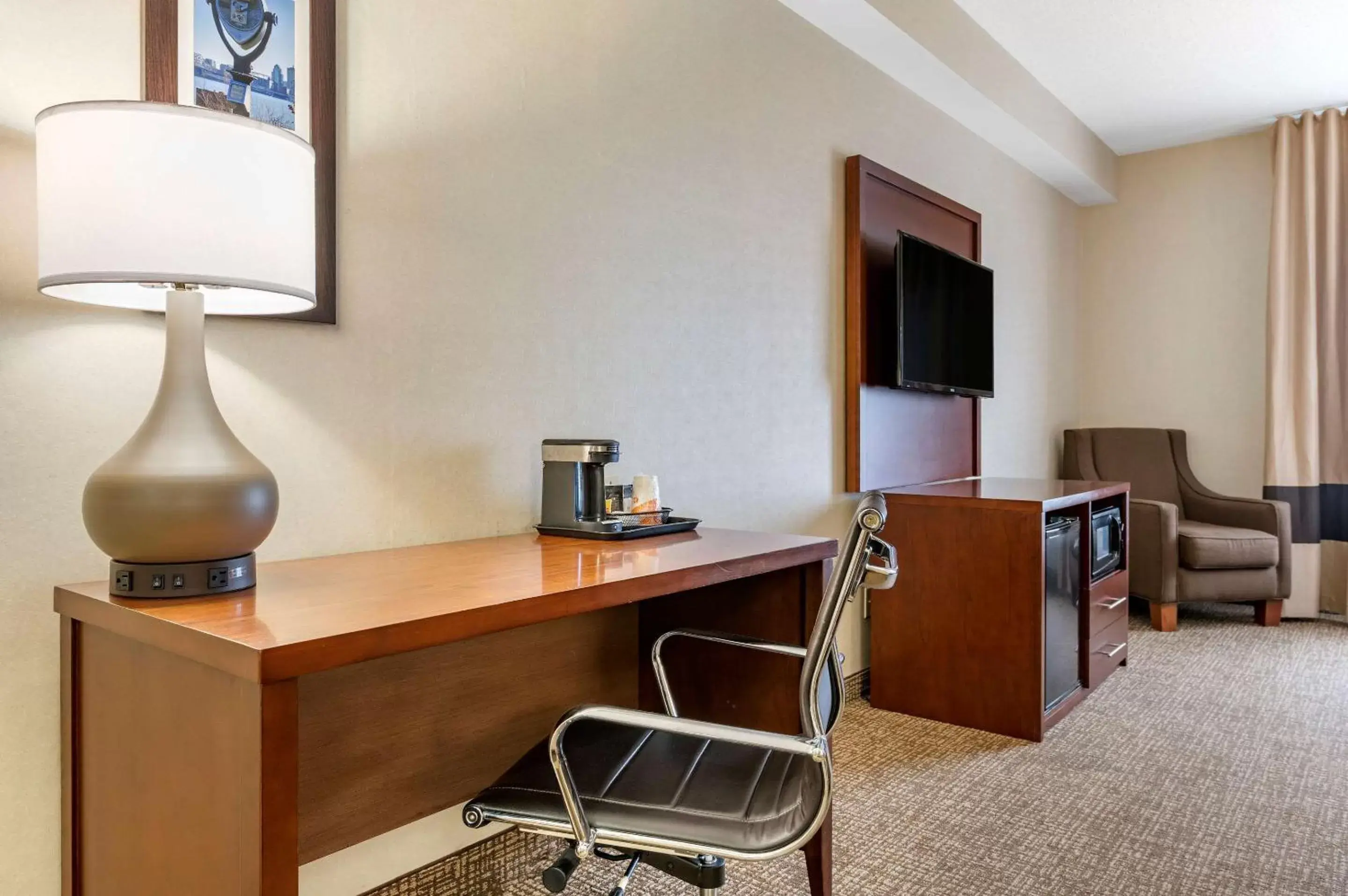 Photo of the whole room, TV/Entertainment Center in Comfort Inn Southwest Louisville