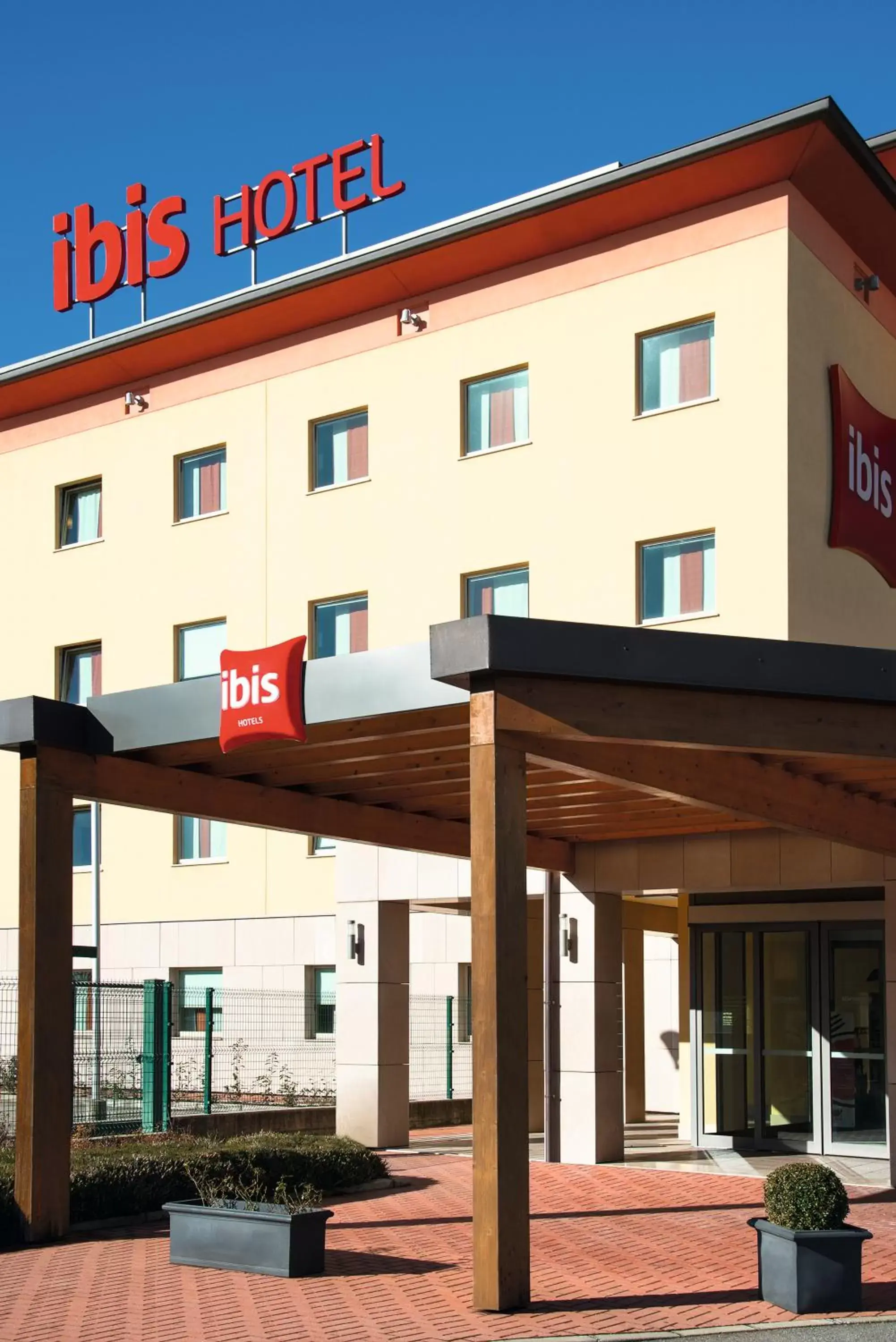 Facade/entrance, Property Building in Ibis Como