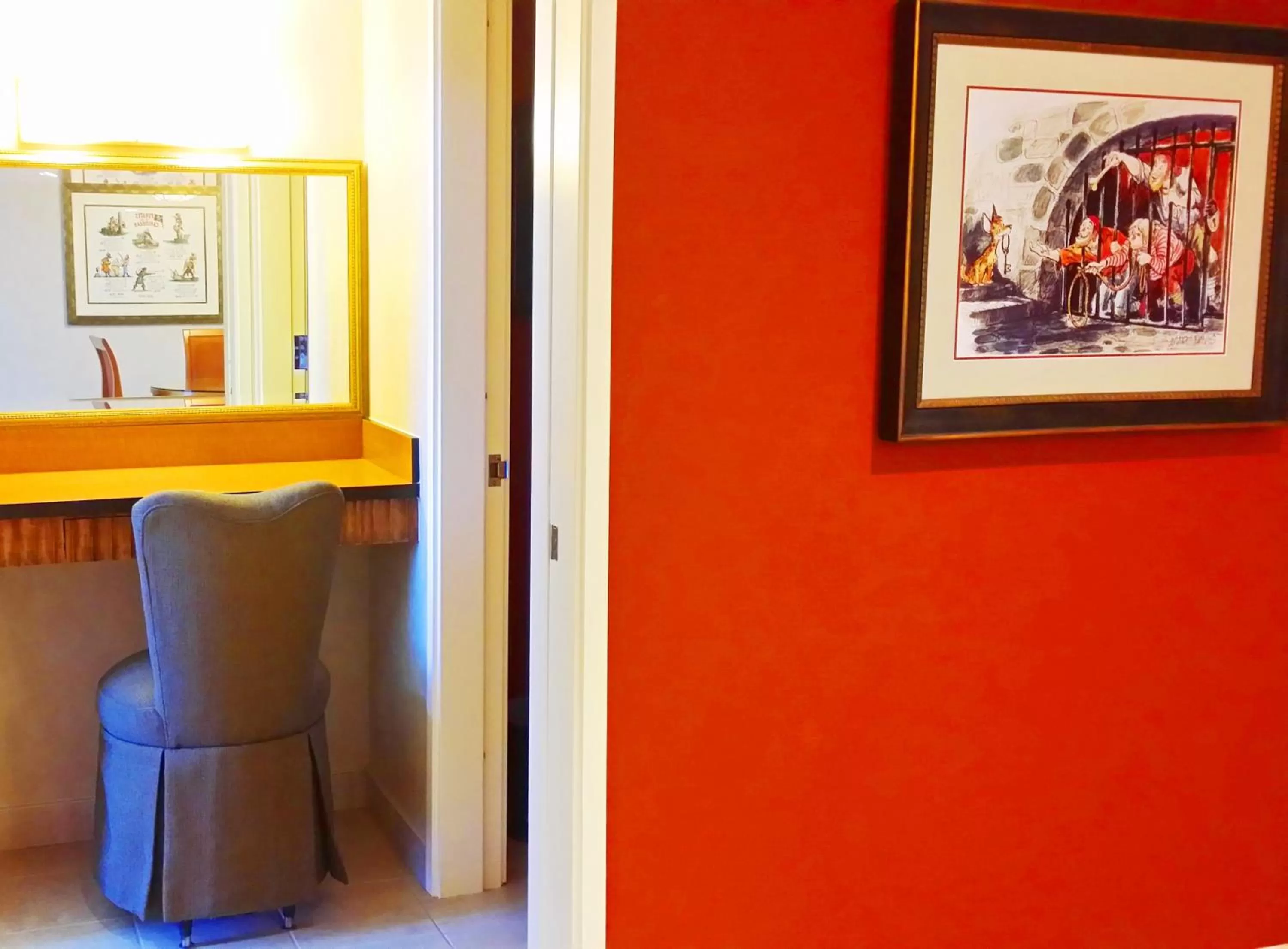 Decorative detail in Howard Johnson by Wyndham Anaheim Hotel and Water Playground