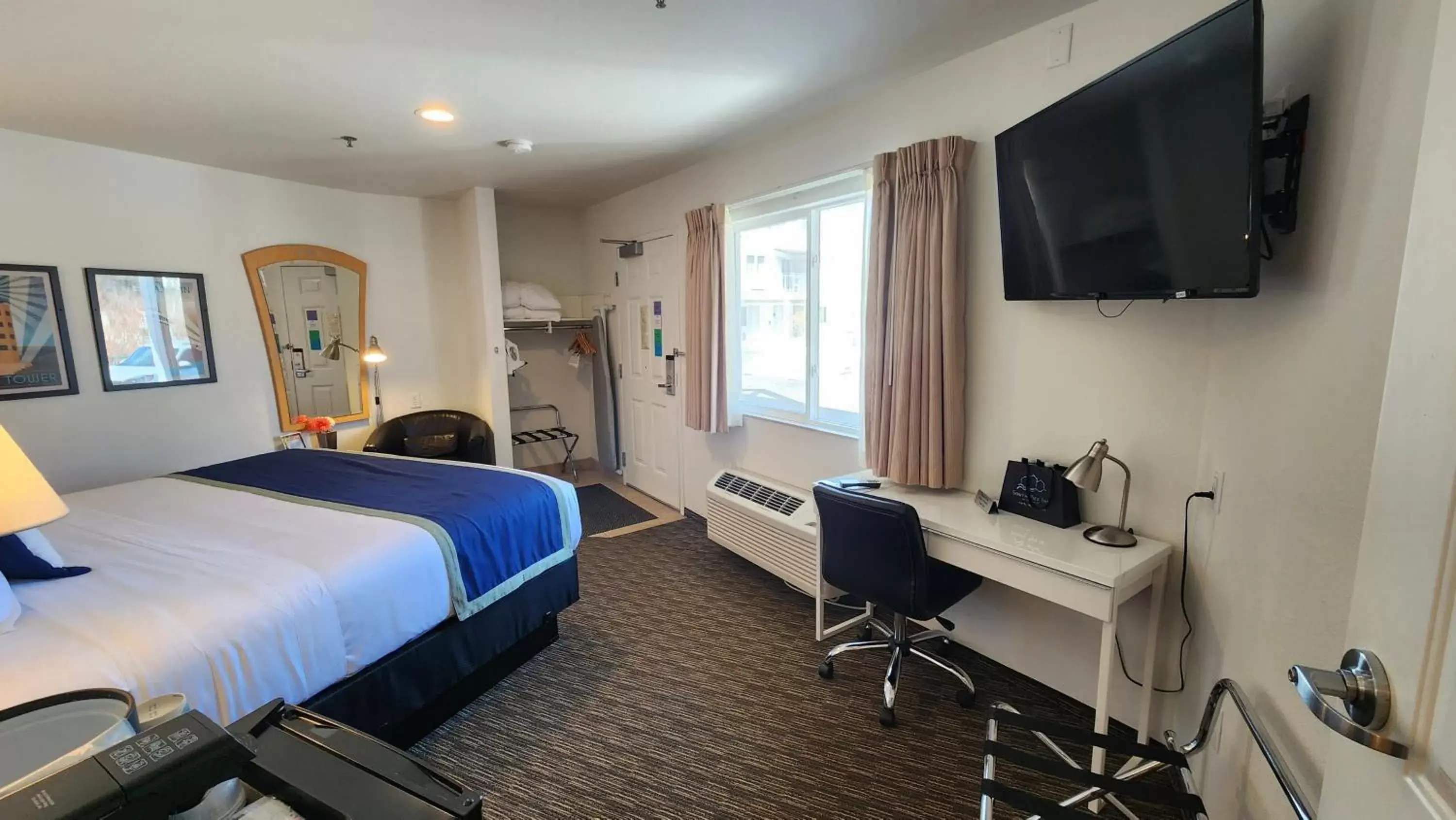 Bed, TV/Entertainment Center in South Pier Inn