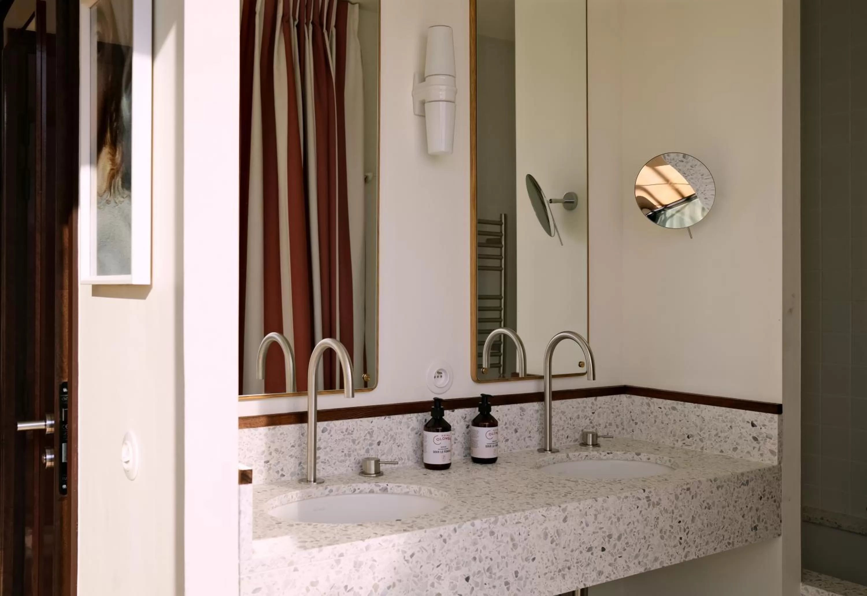 Toilet in Hôtel Wallace, a Member of Design Hotels