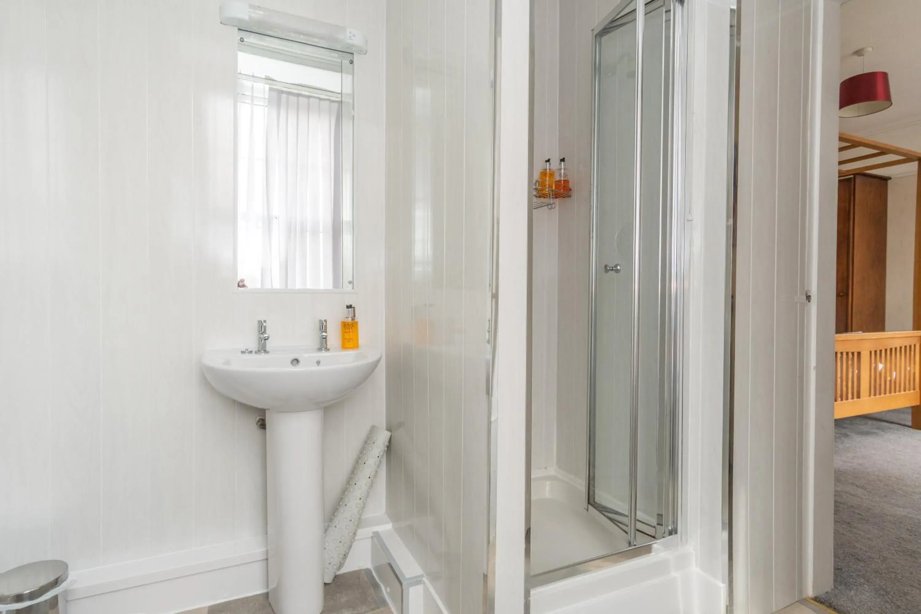 Shower, Bathroom in Padarn Hotel