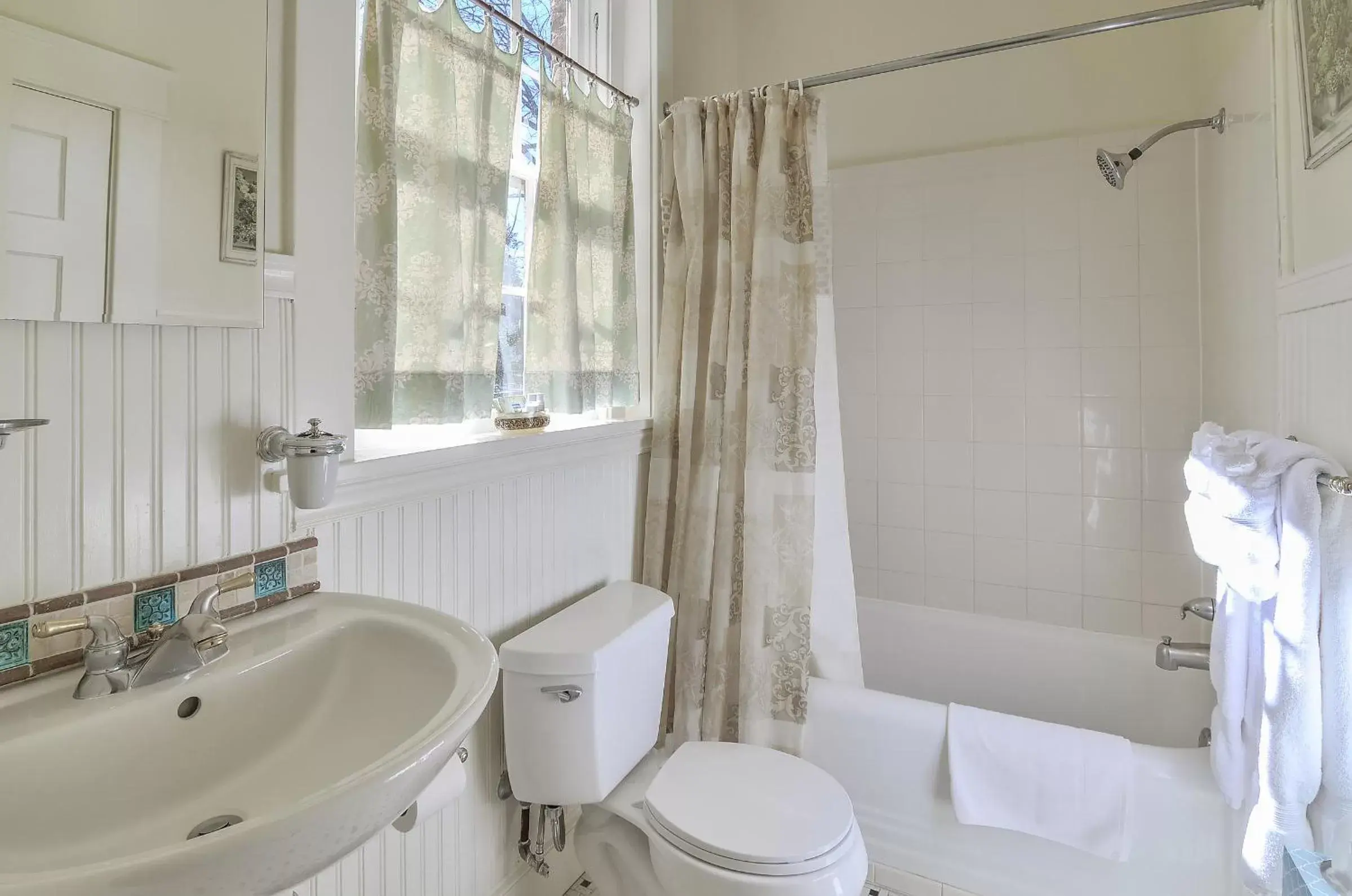 Bathroom in Cedars of Williamsburg Bed & Breakfast