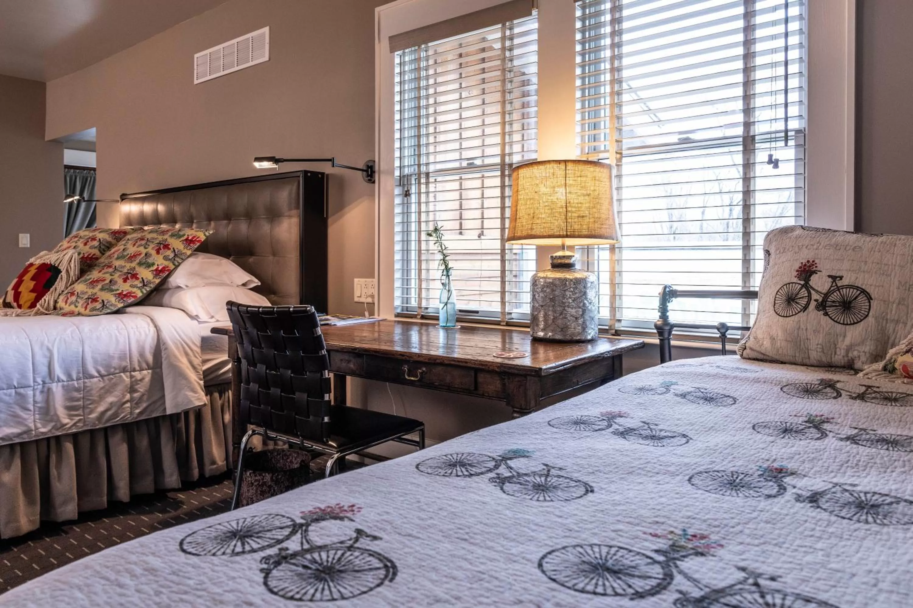 Seating area, Bed in Hotel Broad Ripple