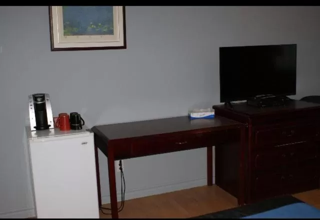 TV/Entertainment Center in Motel Le Victo