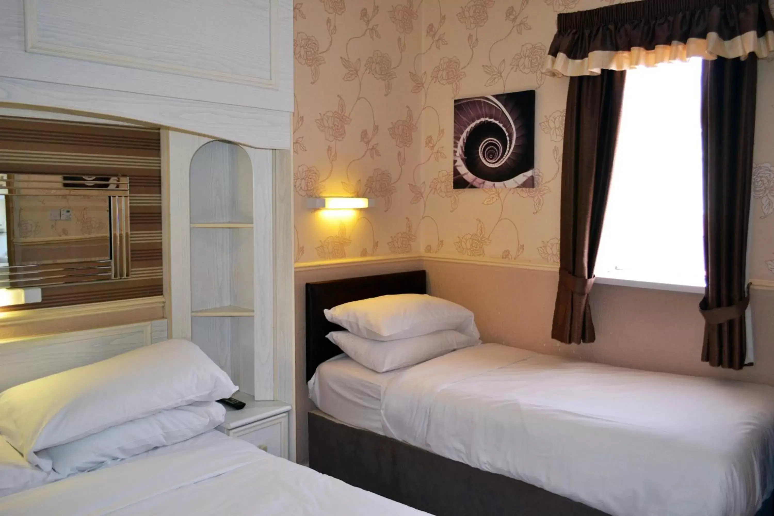 Bedroom, Bed in Lyndene Hotel