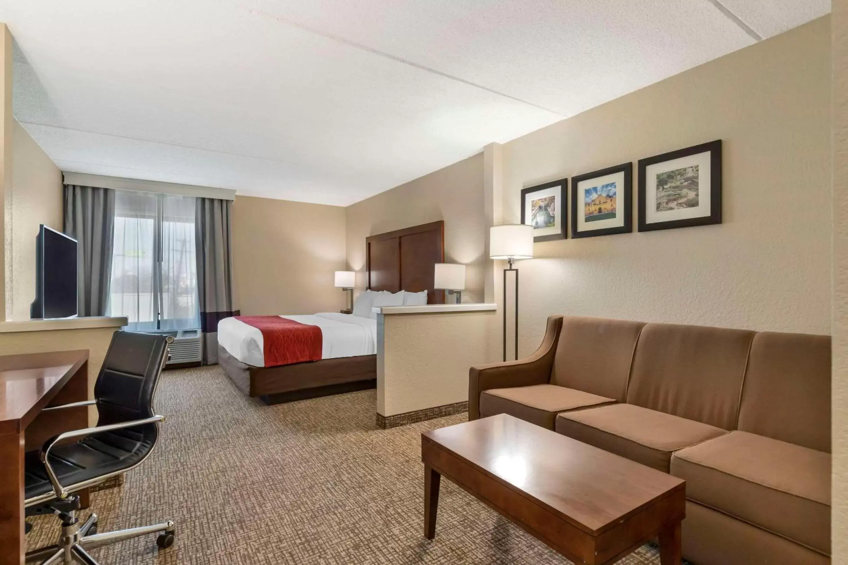 Bedroom, Seating Area in Comfort Inn & Suites San Antonio Airport