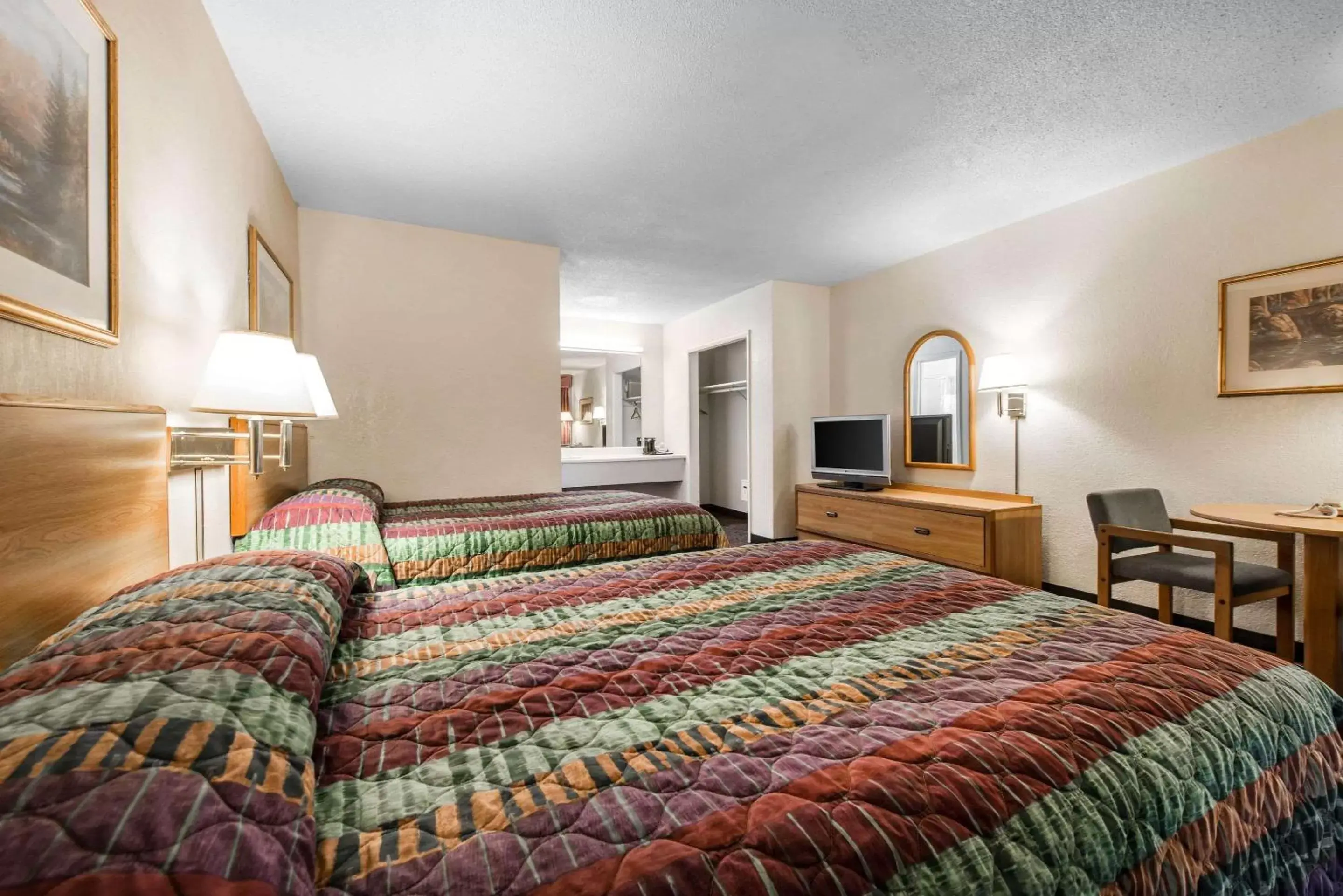 Photo of the whole room, Bed in Rodeway Inn & Suites Colorado Springs