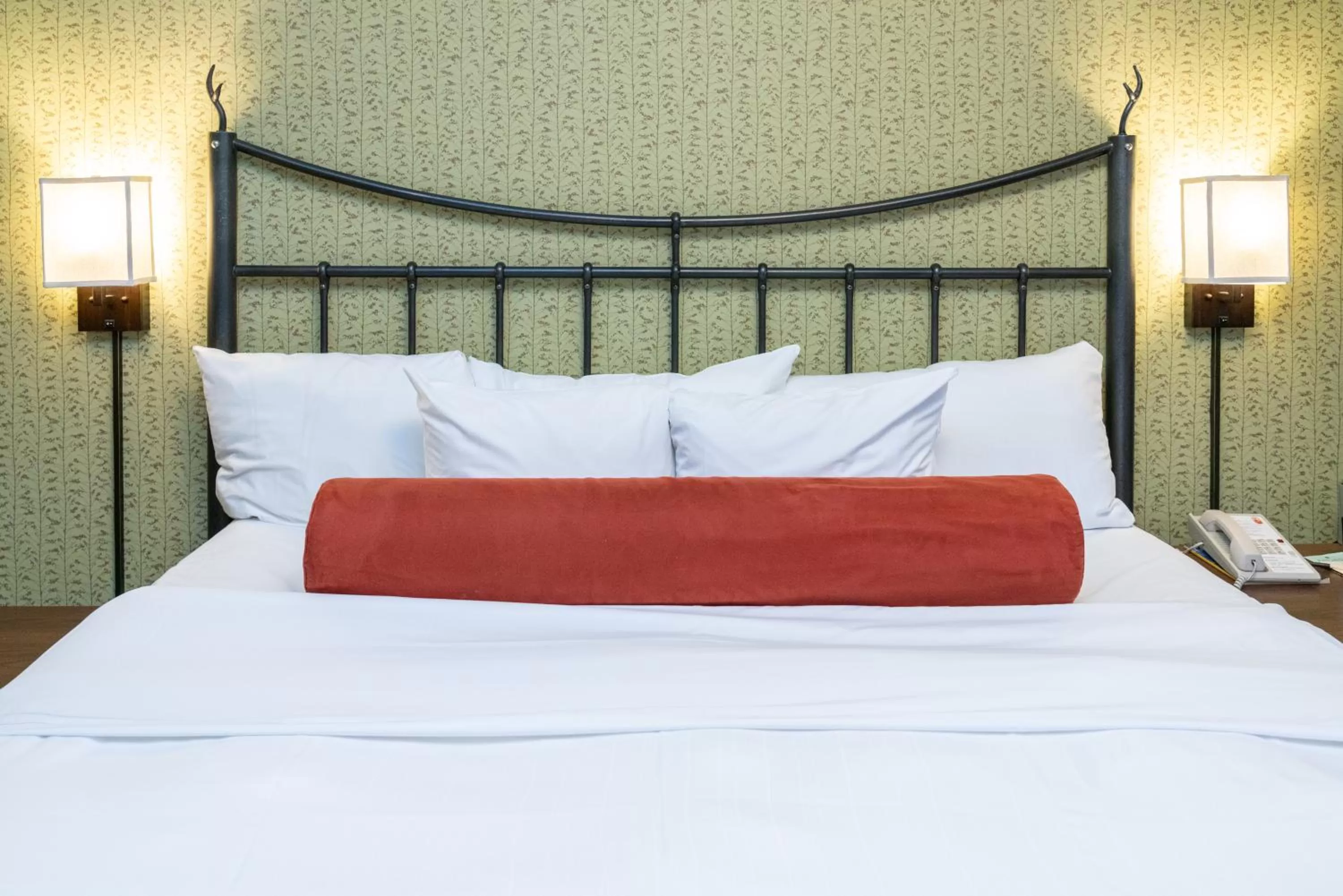 Bed in Banff Caribou Lodge and Spa