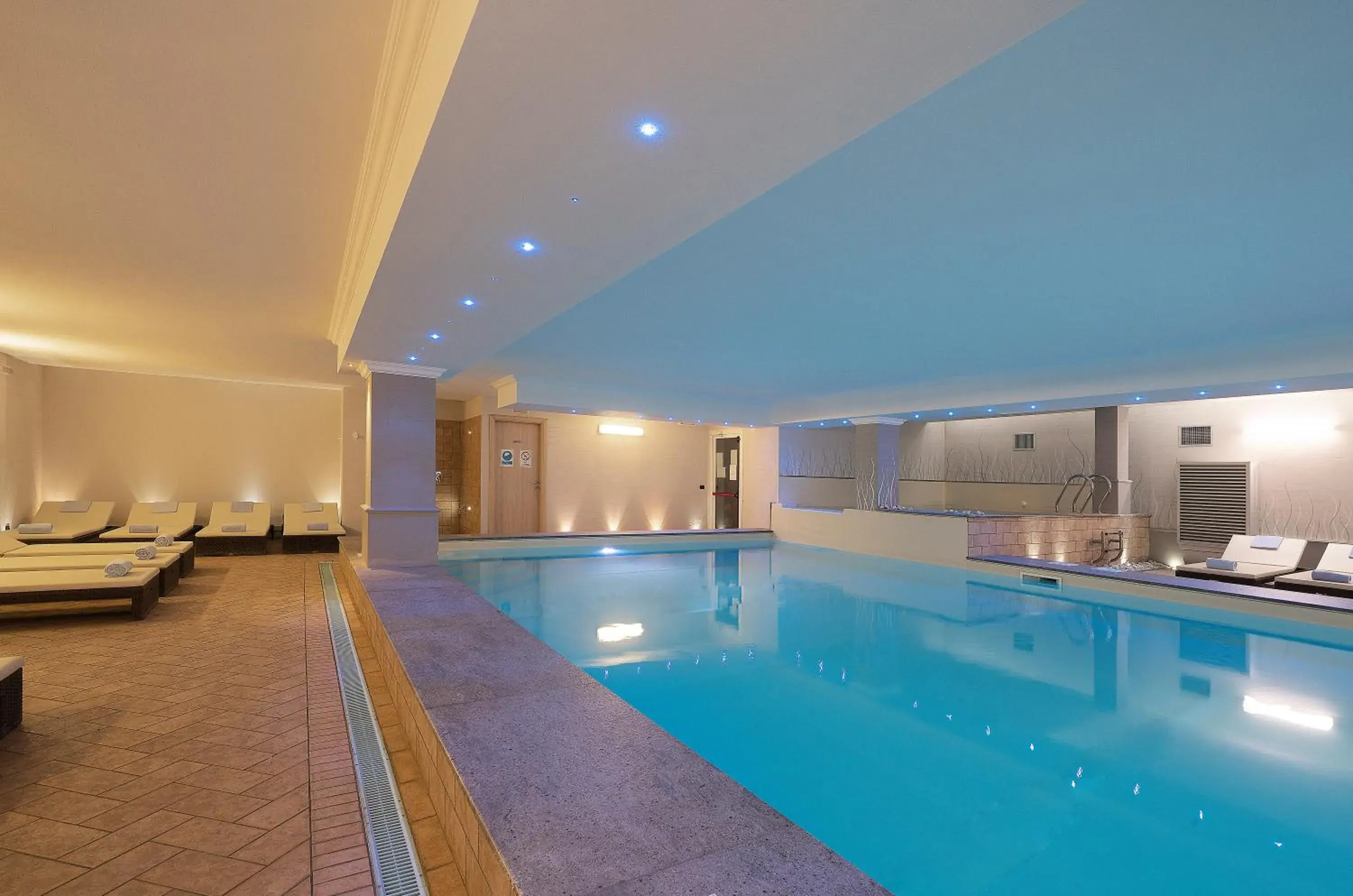 Hot Tub, Swimming Pool in Hotel Splendid Sole