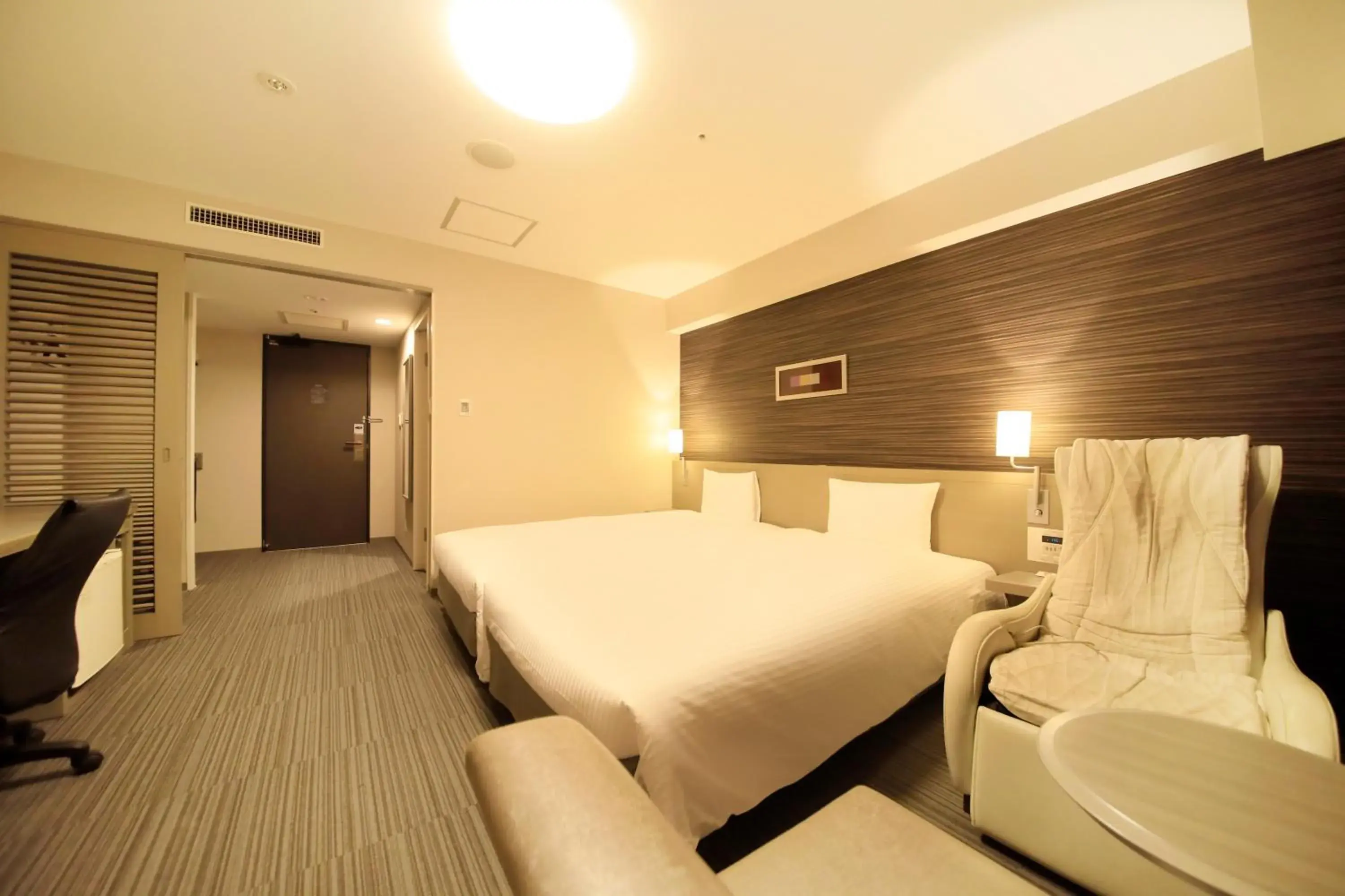 Photo of the whole room, Bed in Daiwa Roynet Hotel Tokyo Osaki