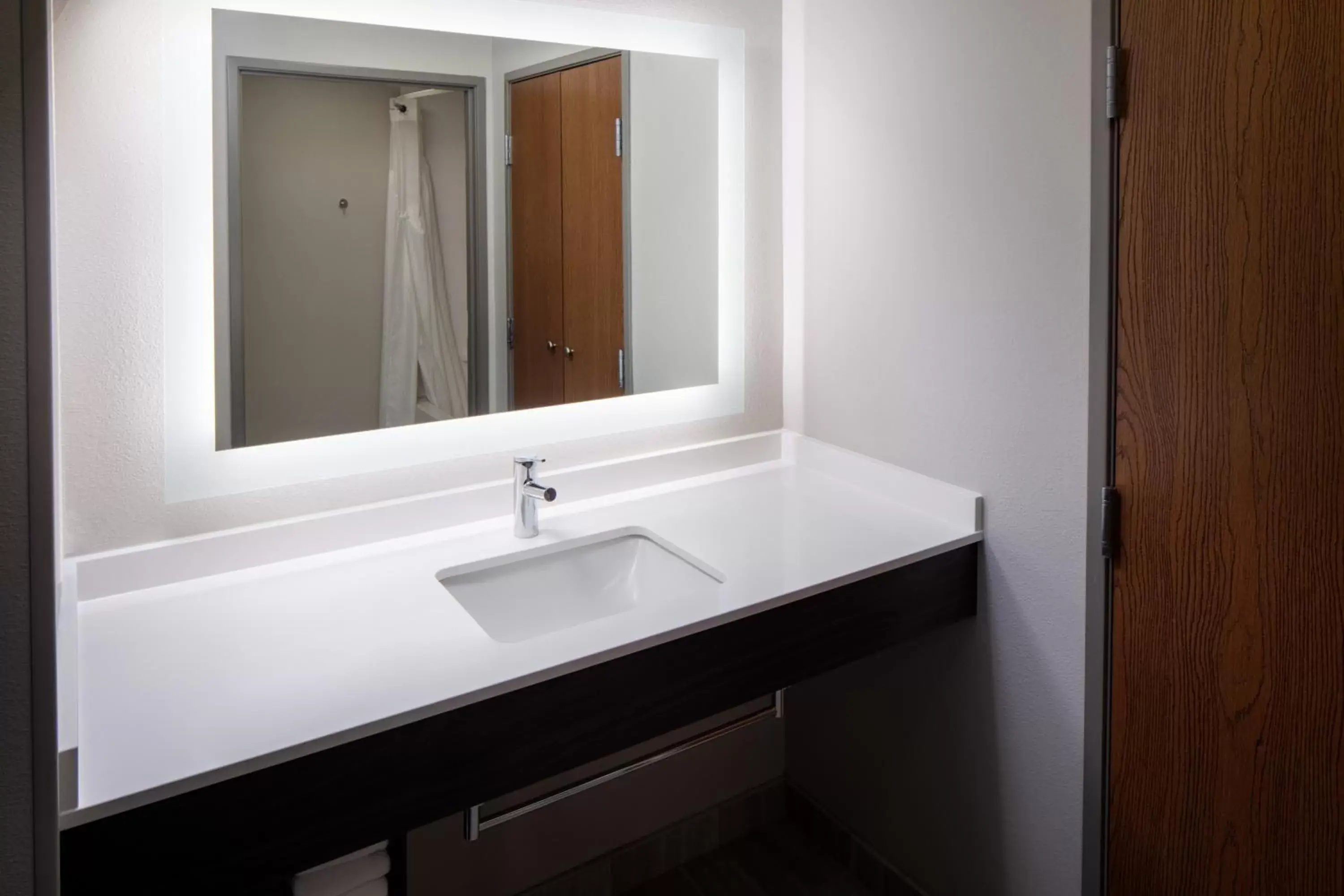 Photo of the whole room, Bathroom in Holiday Inn Express and Suites Los Alamos Entrada Park, an IHG Hotel