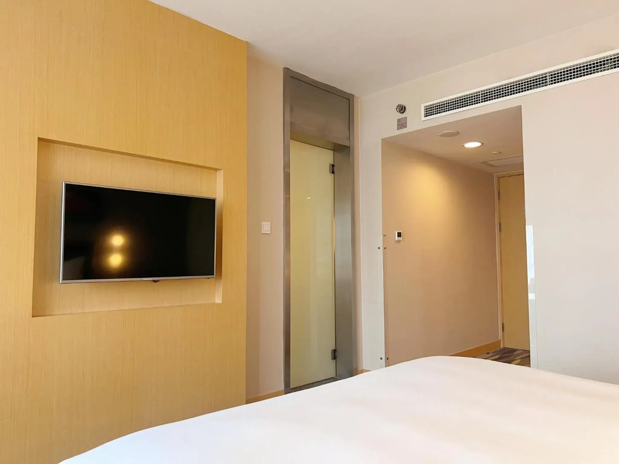 Photo of the whole room, TV/Entertainment Center in Holiday Inn Express Changzhou Lanling, an IHG Hotel