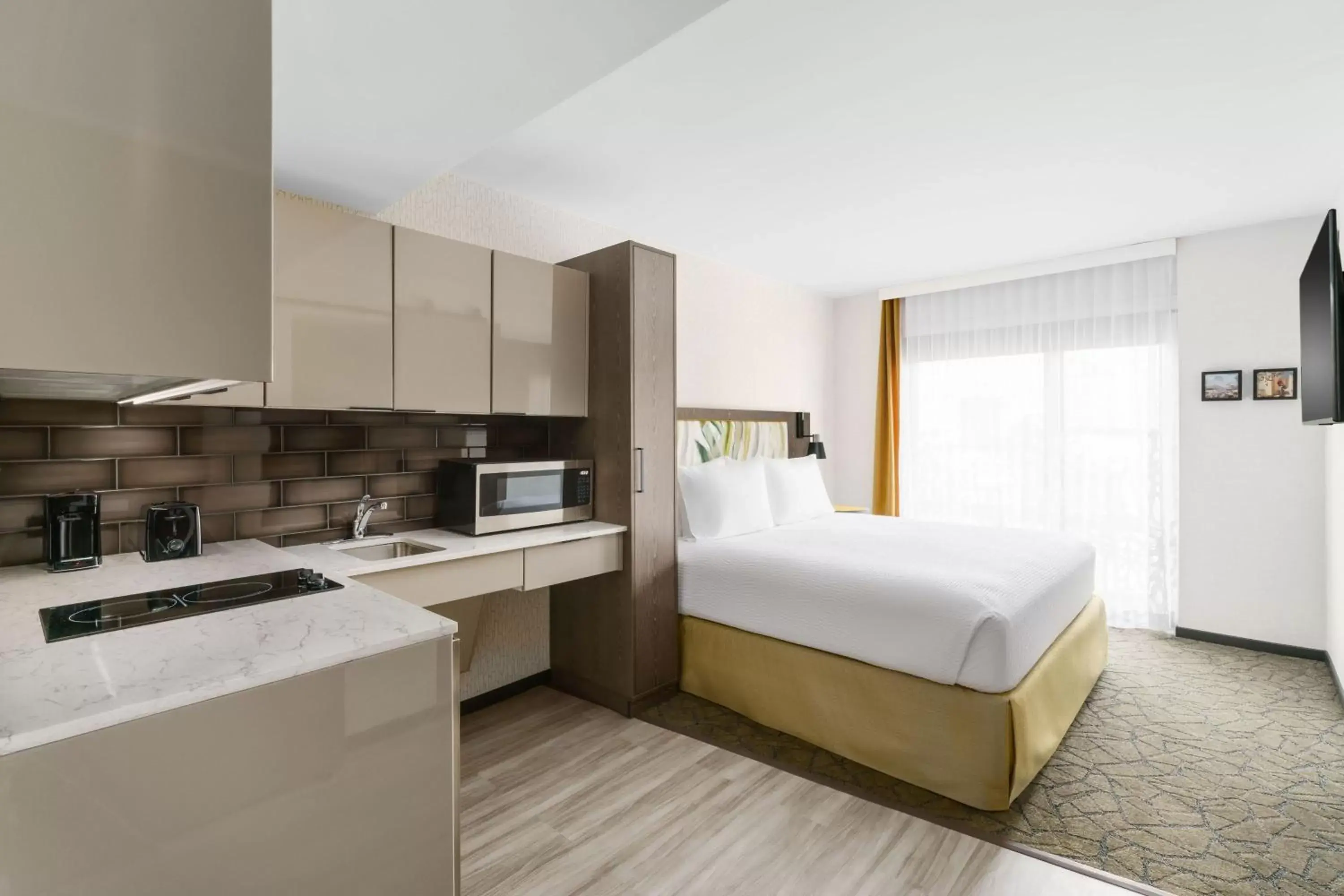 Photo of the whole room, Kitchen/Kitchenette in TownePlace Suites by Marriott New York Manhattan/Chelsea