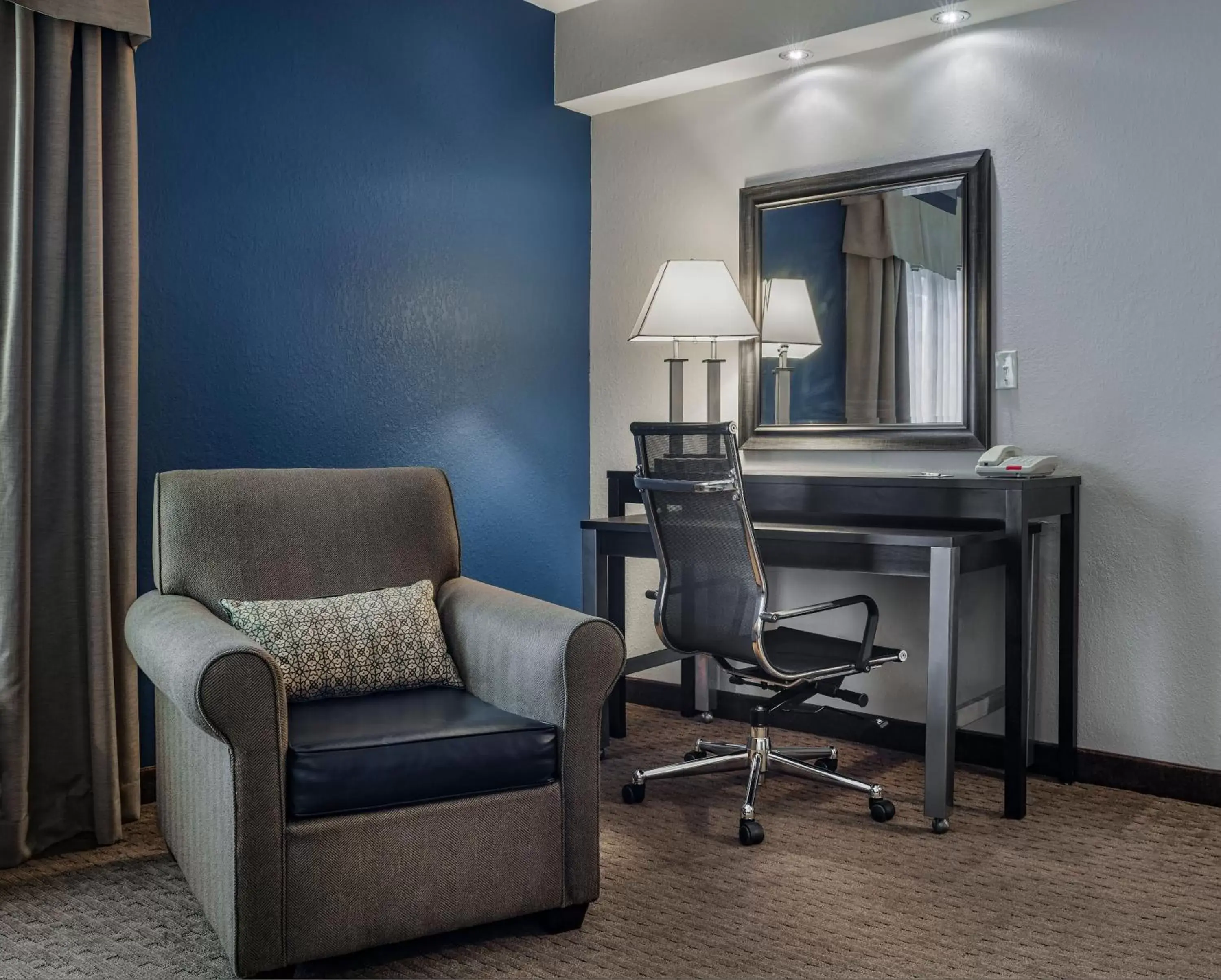 Photo of the whole room, Seating Area in Holiday Inn Express & Suites Laurel Lakes, an IHG Hotel