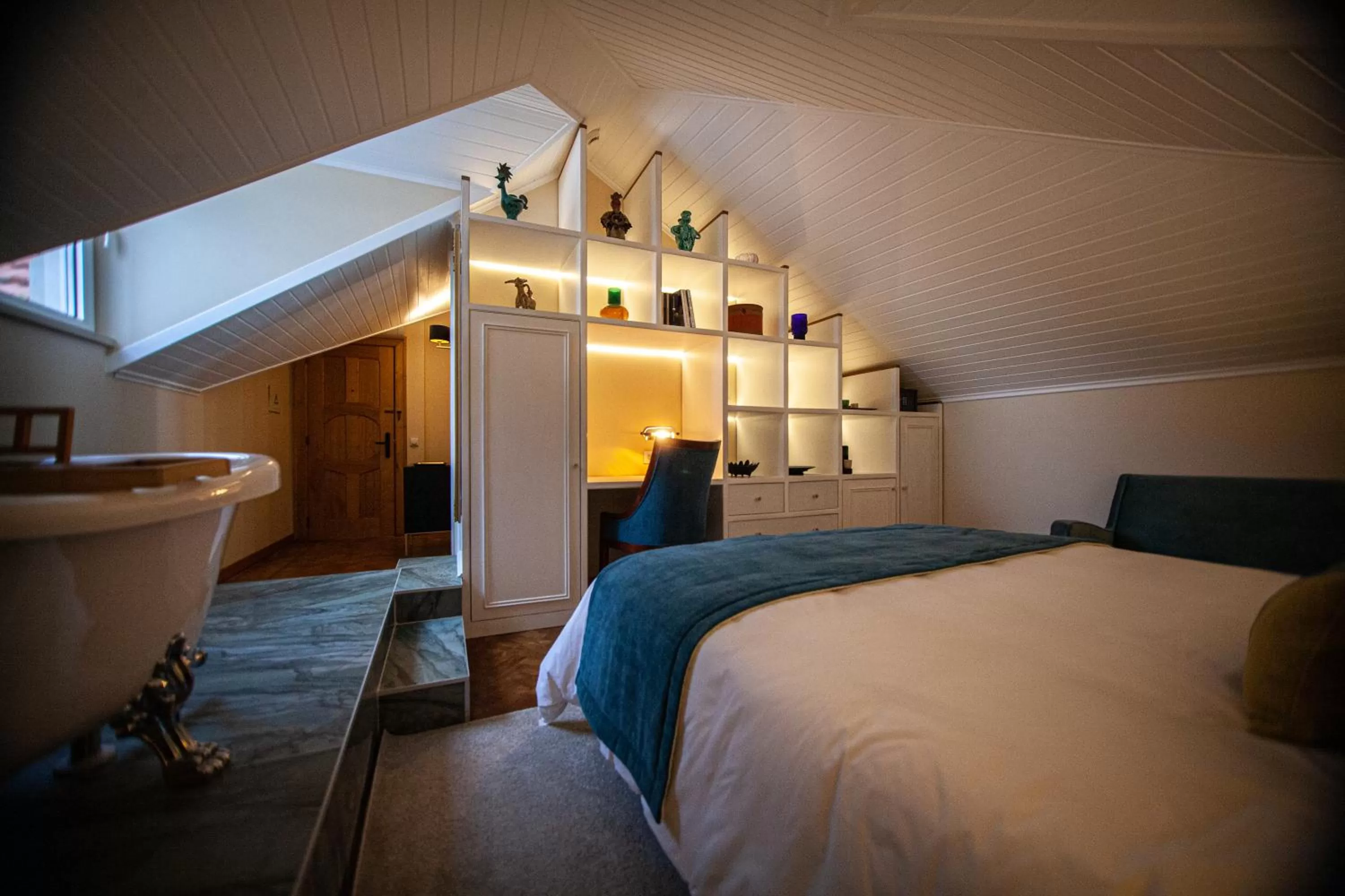 Photo of the whole room, Bed in Storytellers Palace