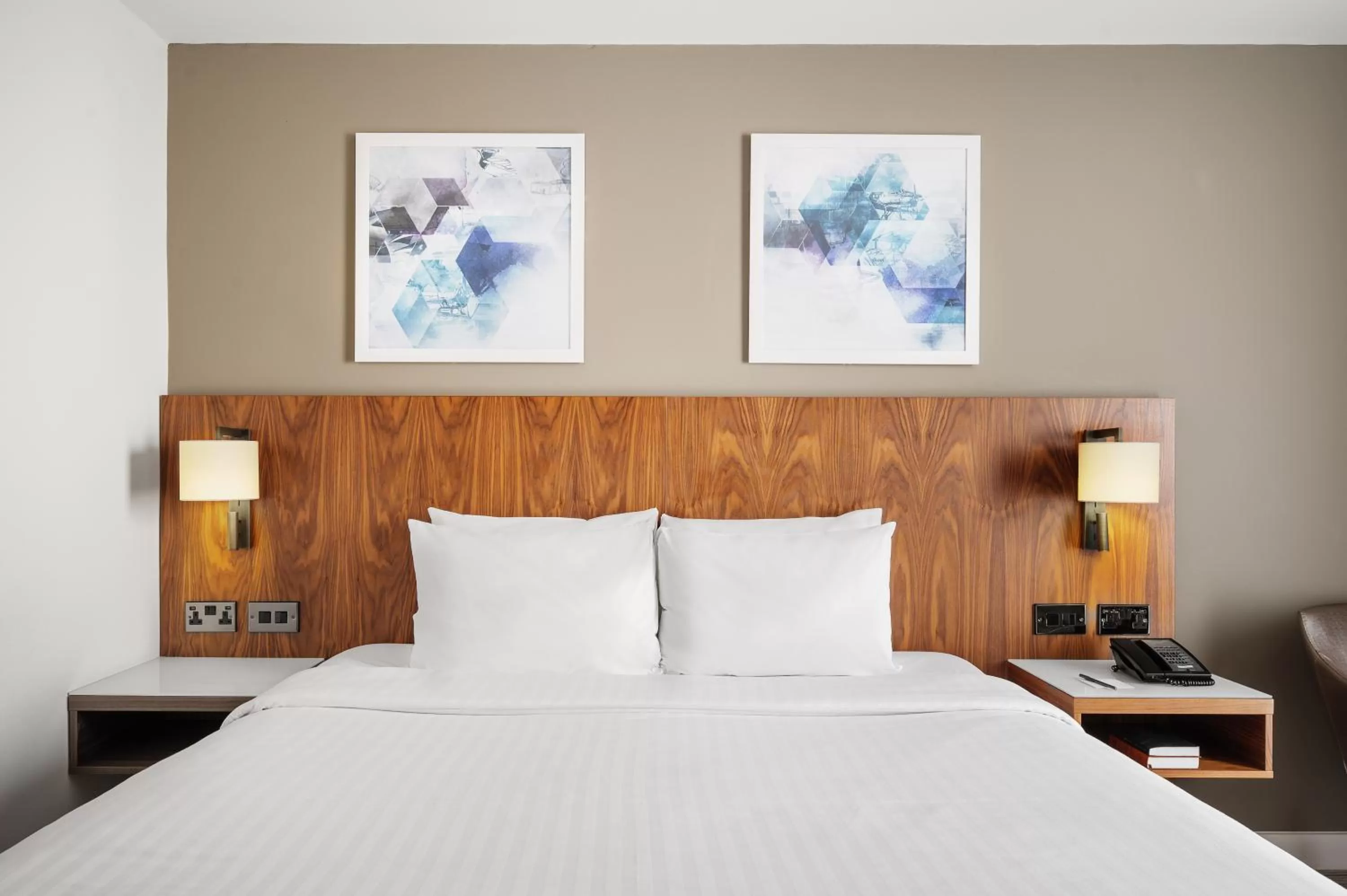 Bedroom, Bed in Courtyard by Marriott London Gatwick Airport
