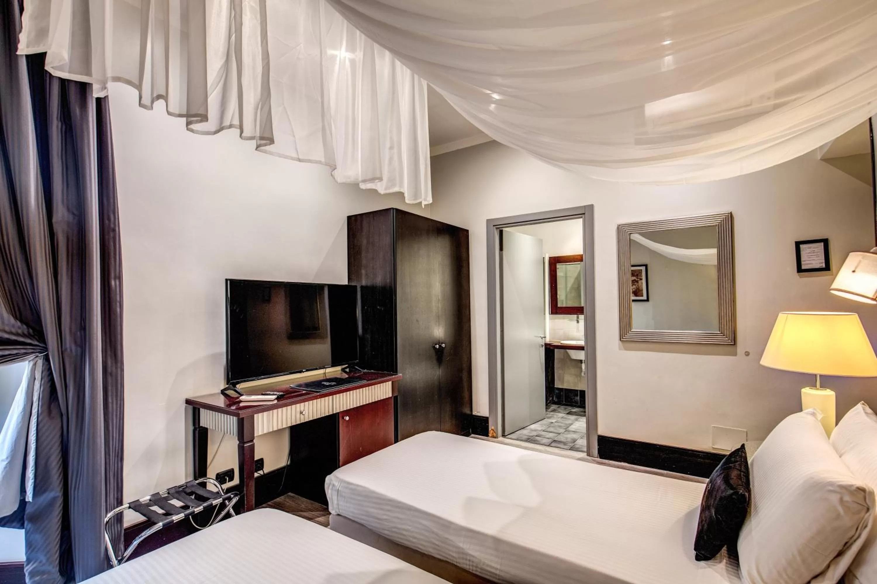 TV and multimedia, Bed in Hotel Giuggioli