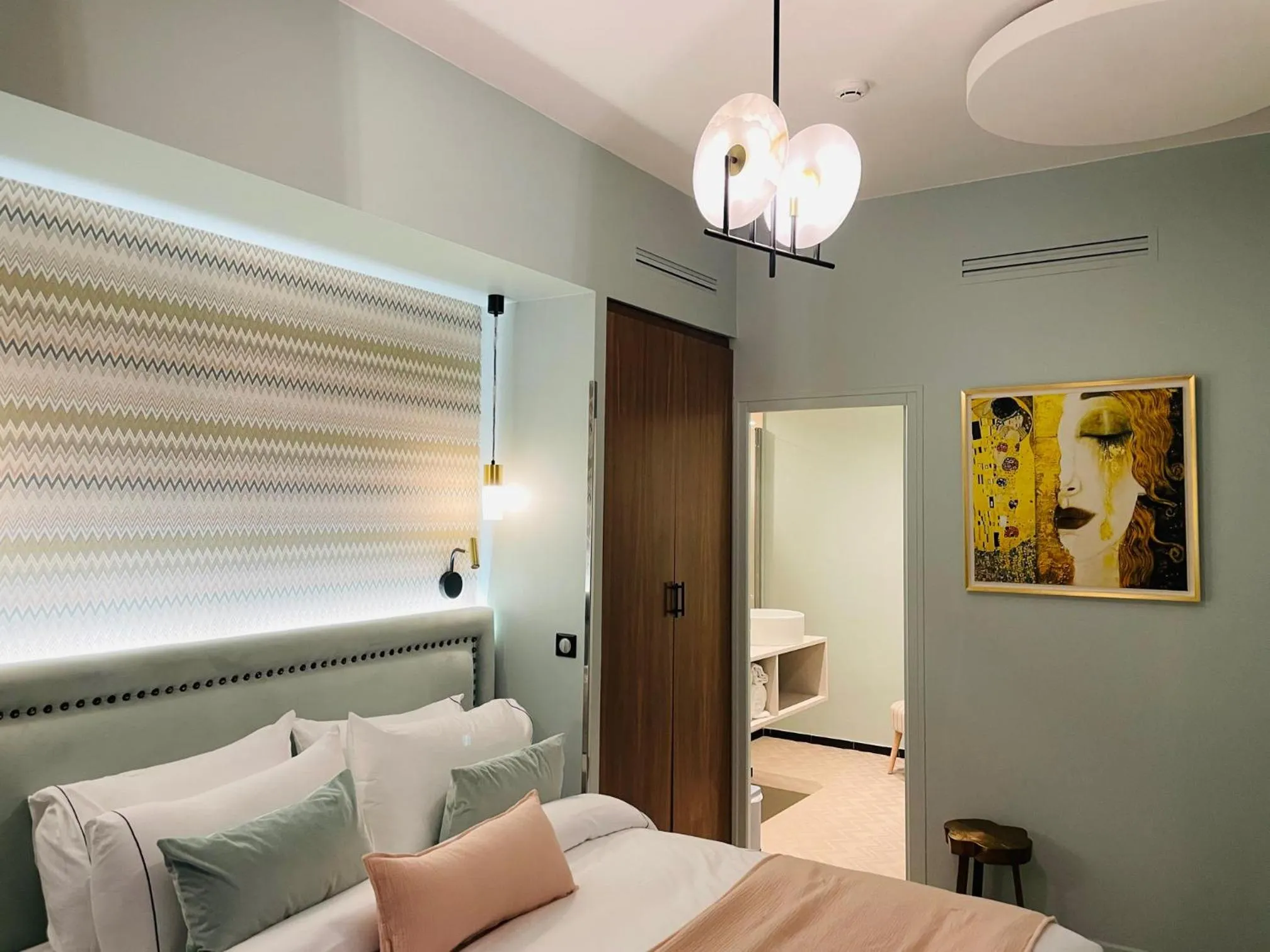 Decorative detail, Bed in Hotel 33 Marbeuf