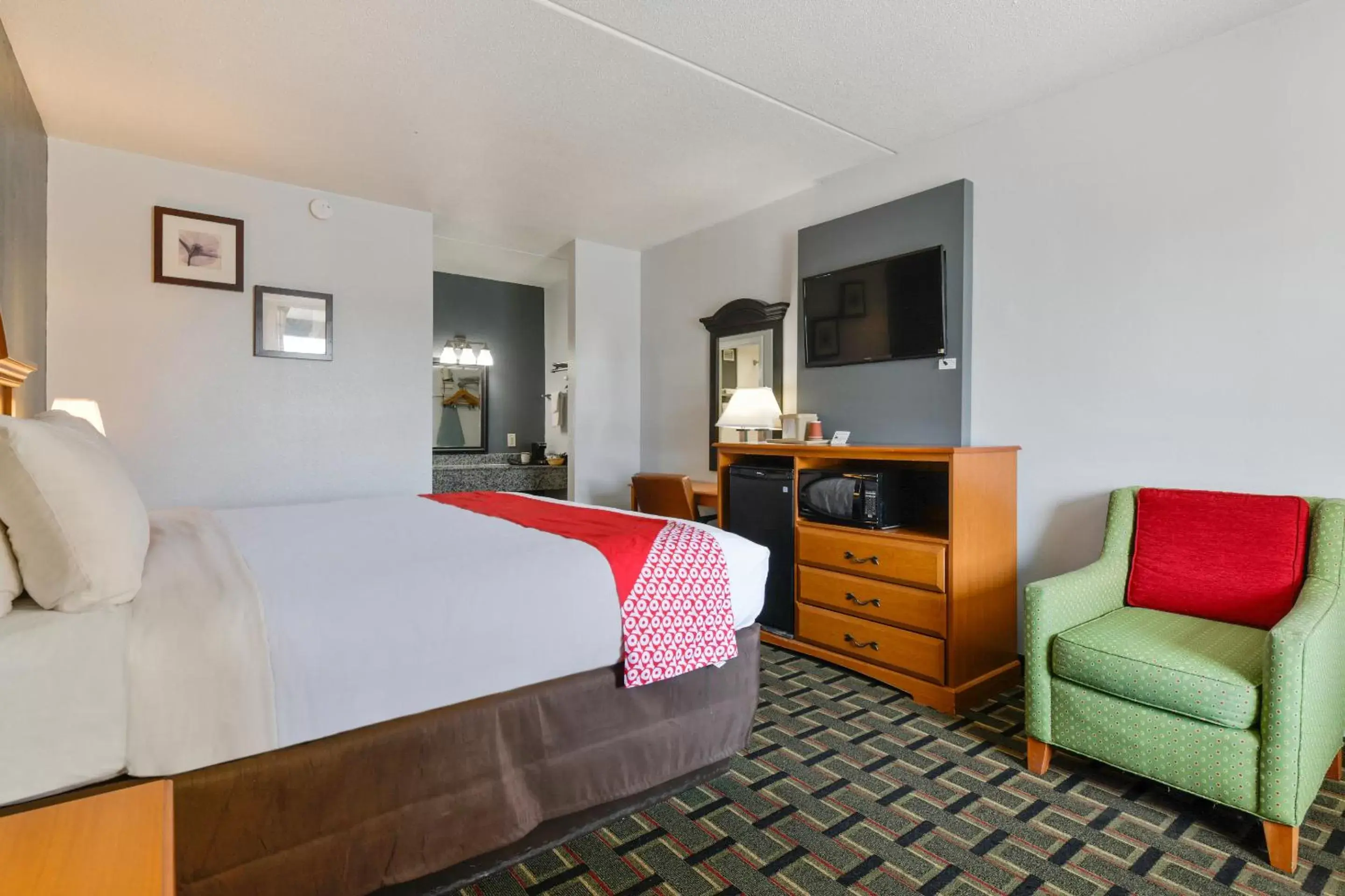 TV and multimedia, Bed in OYO Hotel Twin Lake- Lake Park Valdosta area