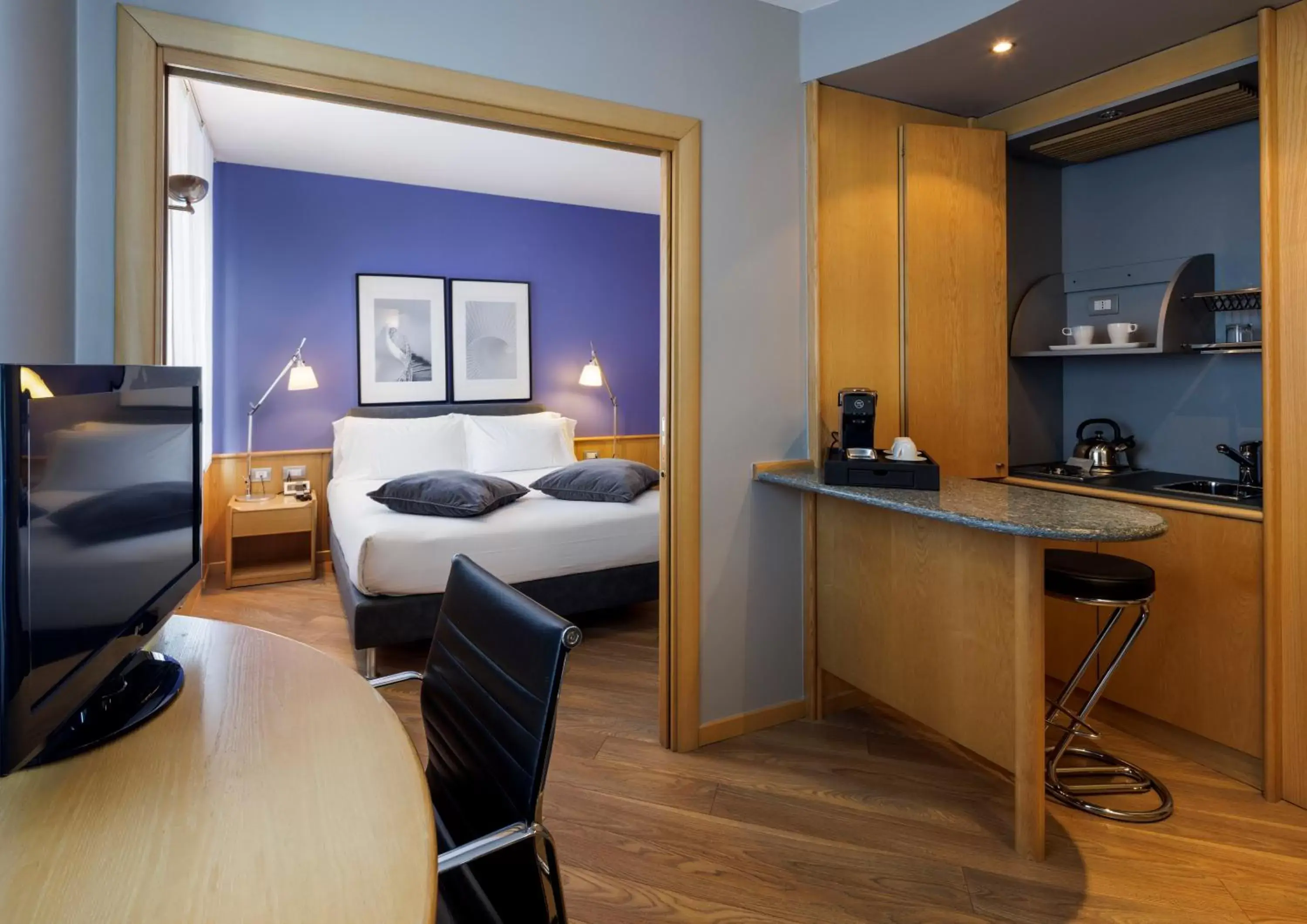 Coffee/tea facilities, Bed in Best Western Plus Executive Hotel and Suites Coffee/tea facilities, Bed in Best Western Plus Executive Hotel and Suites