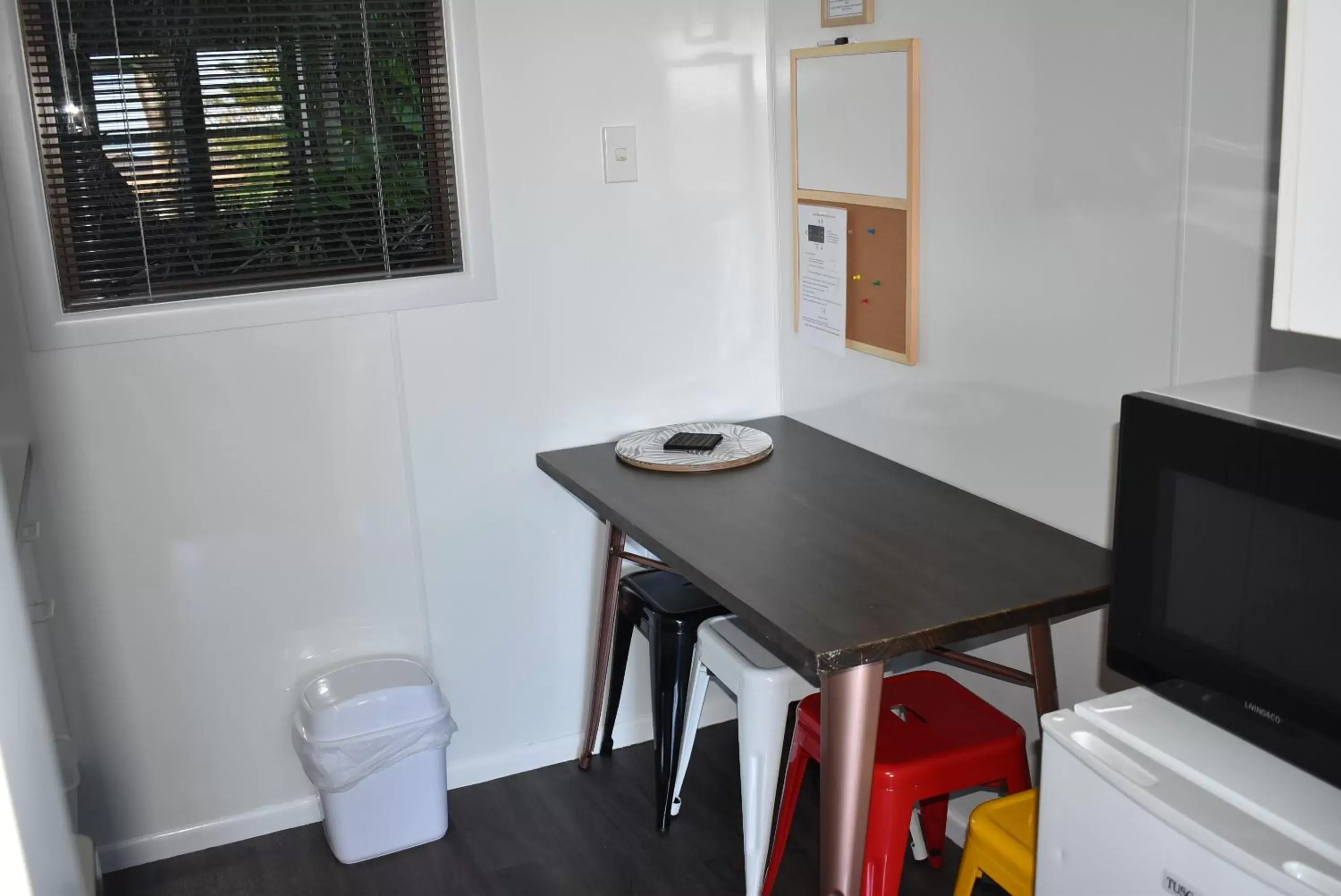 Kitchen or kitchenette, Dining Area in Coastal Motor Lodge