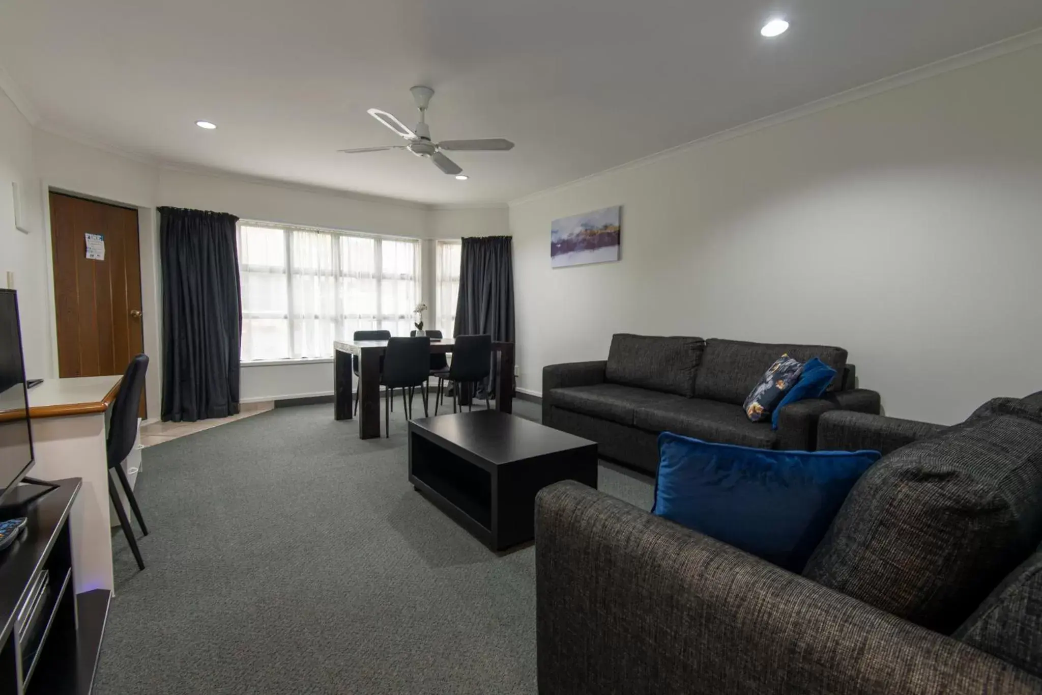 Living room, Seating Area in Cambridge Mews Motel